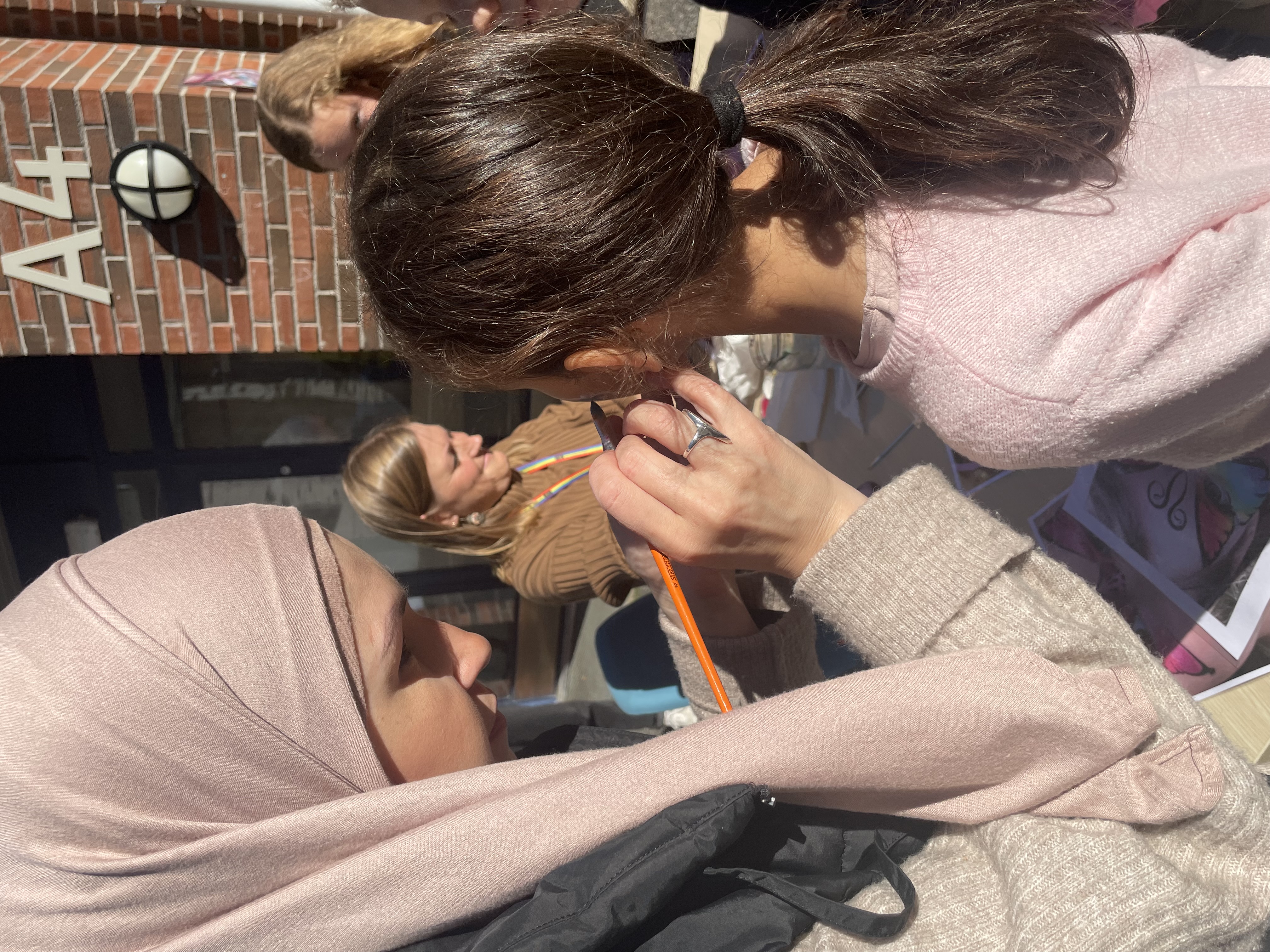 en person som får håret gjort