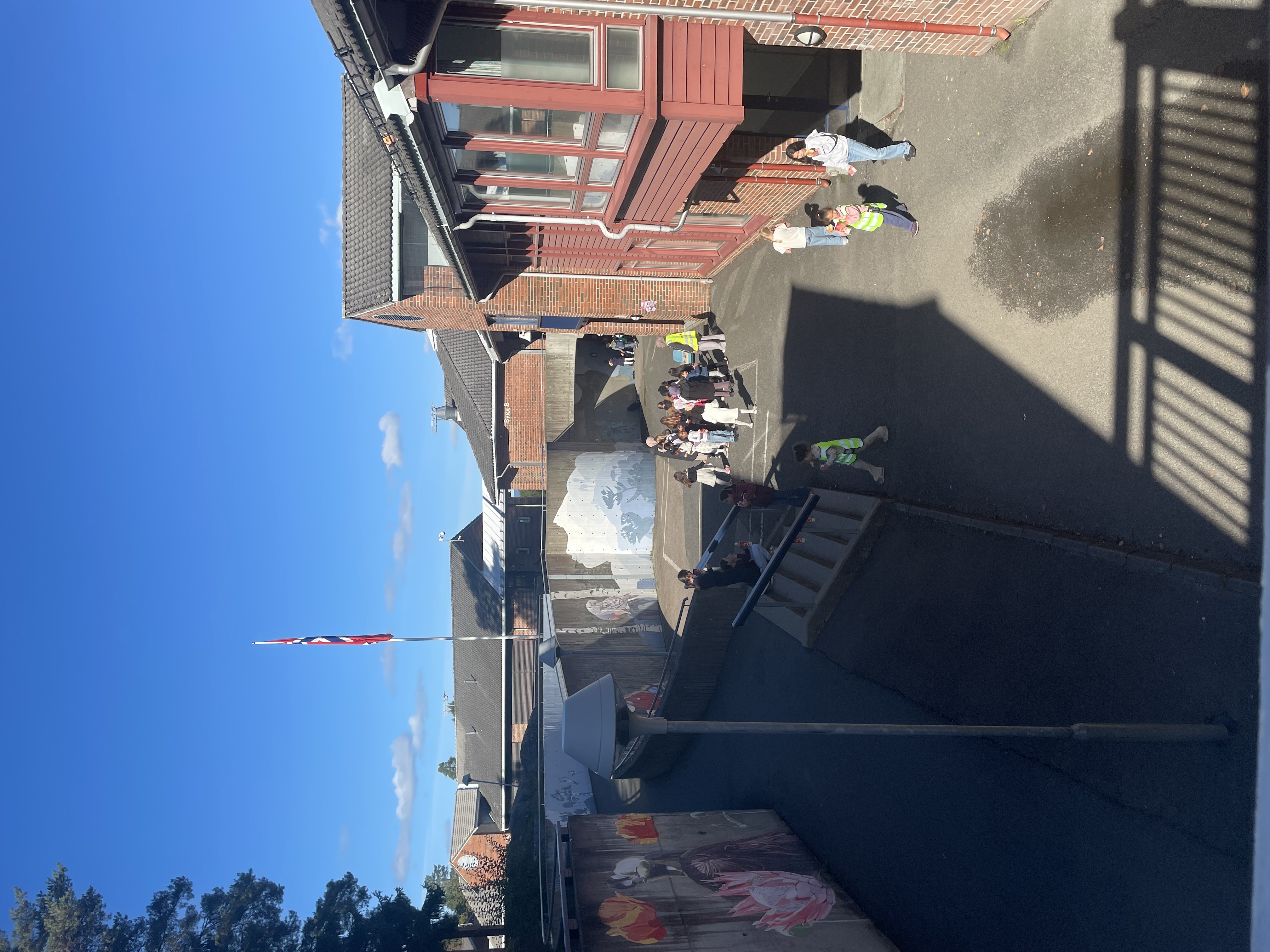 En gruppe mennesker som går på et fortau