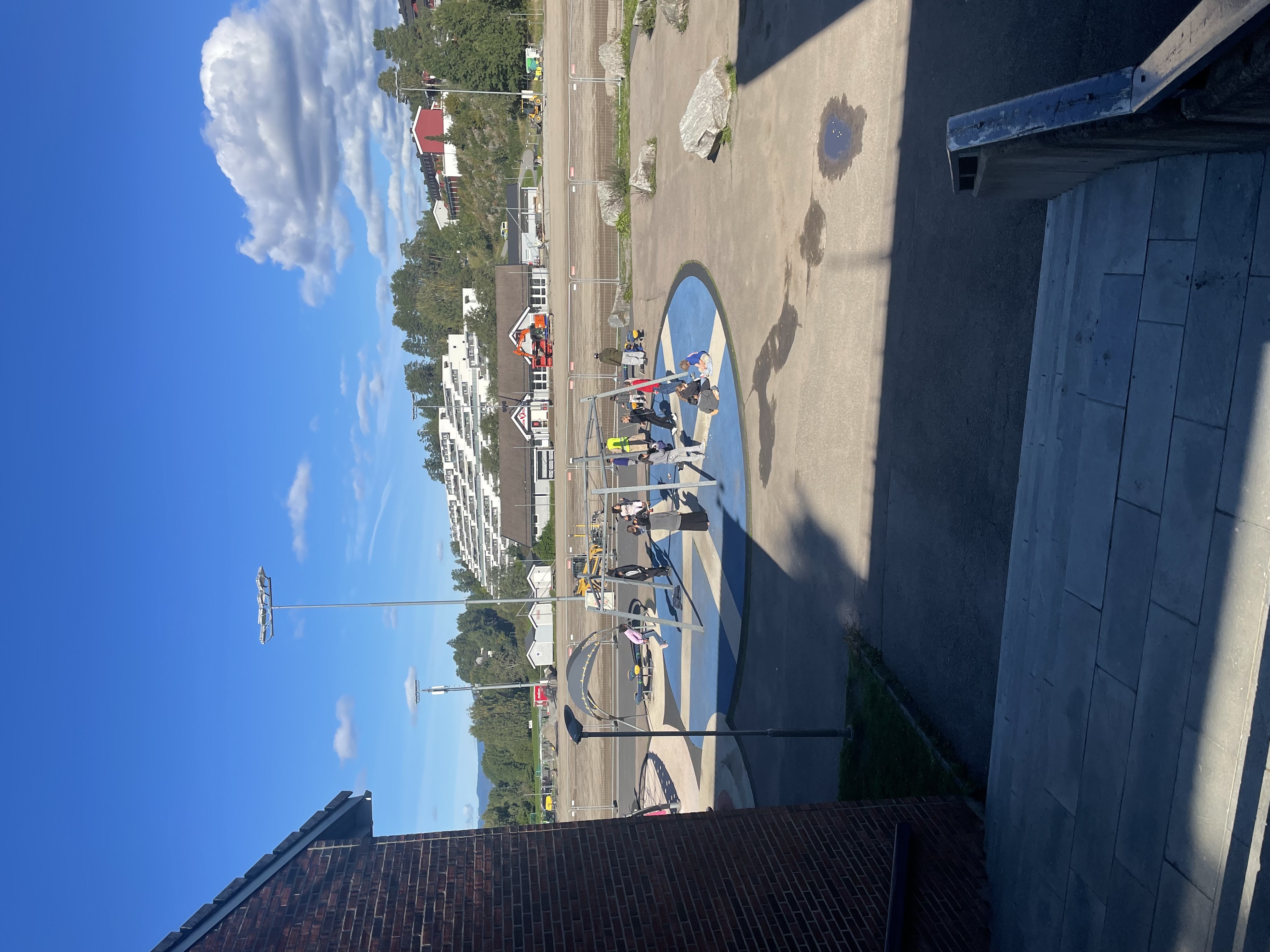 en gruppe mennesker på en lekeplass