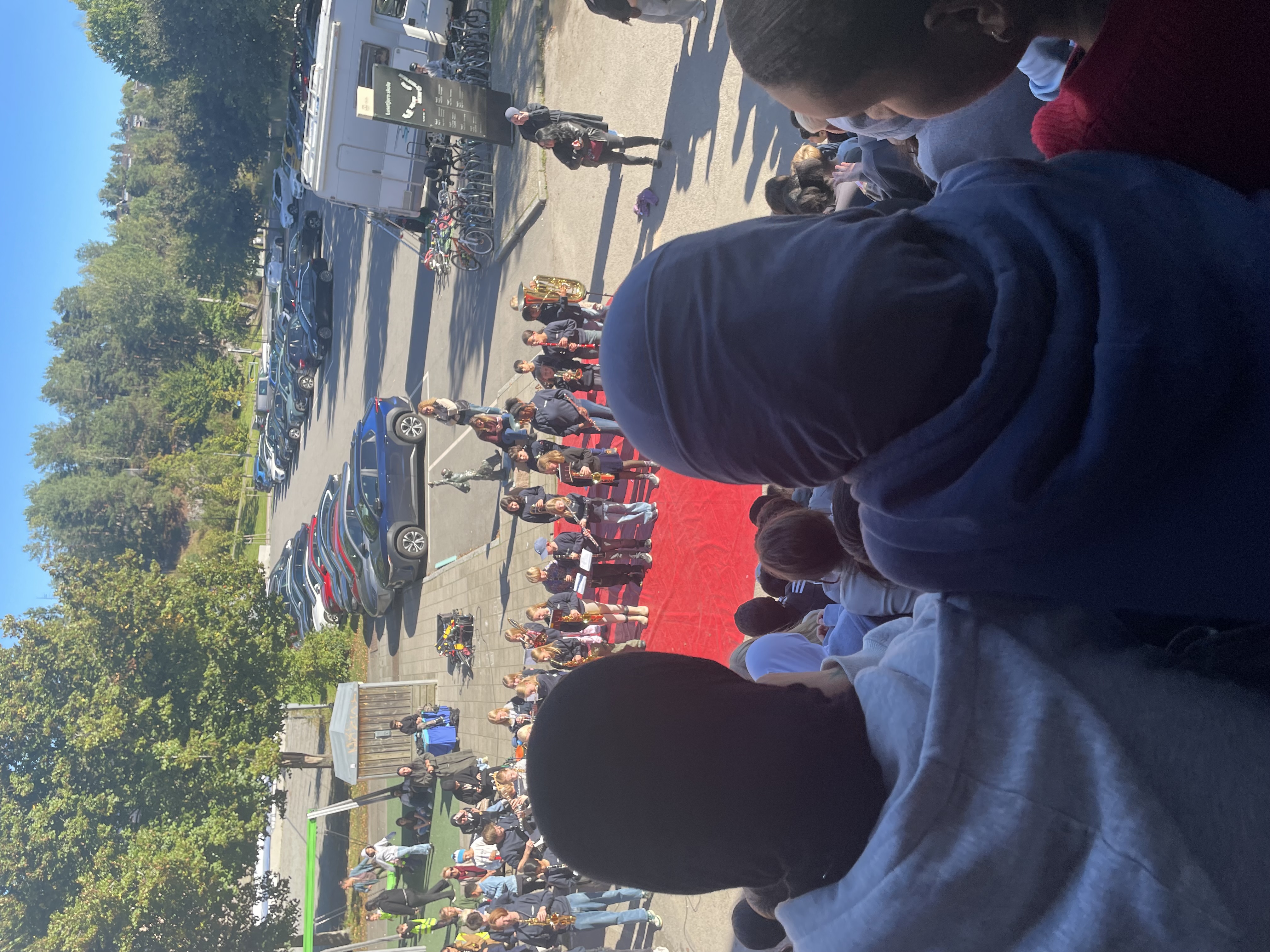 En gruppe mennesker som ser på en bilulykke