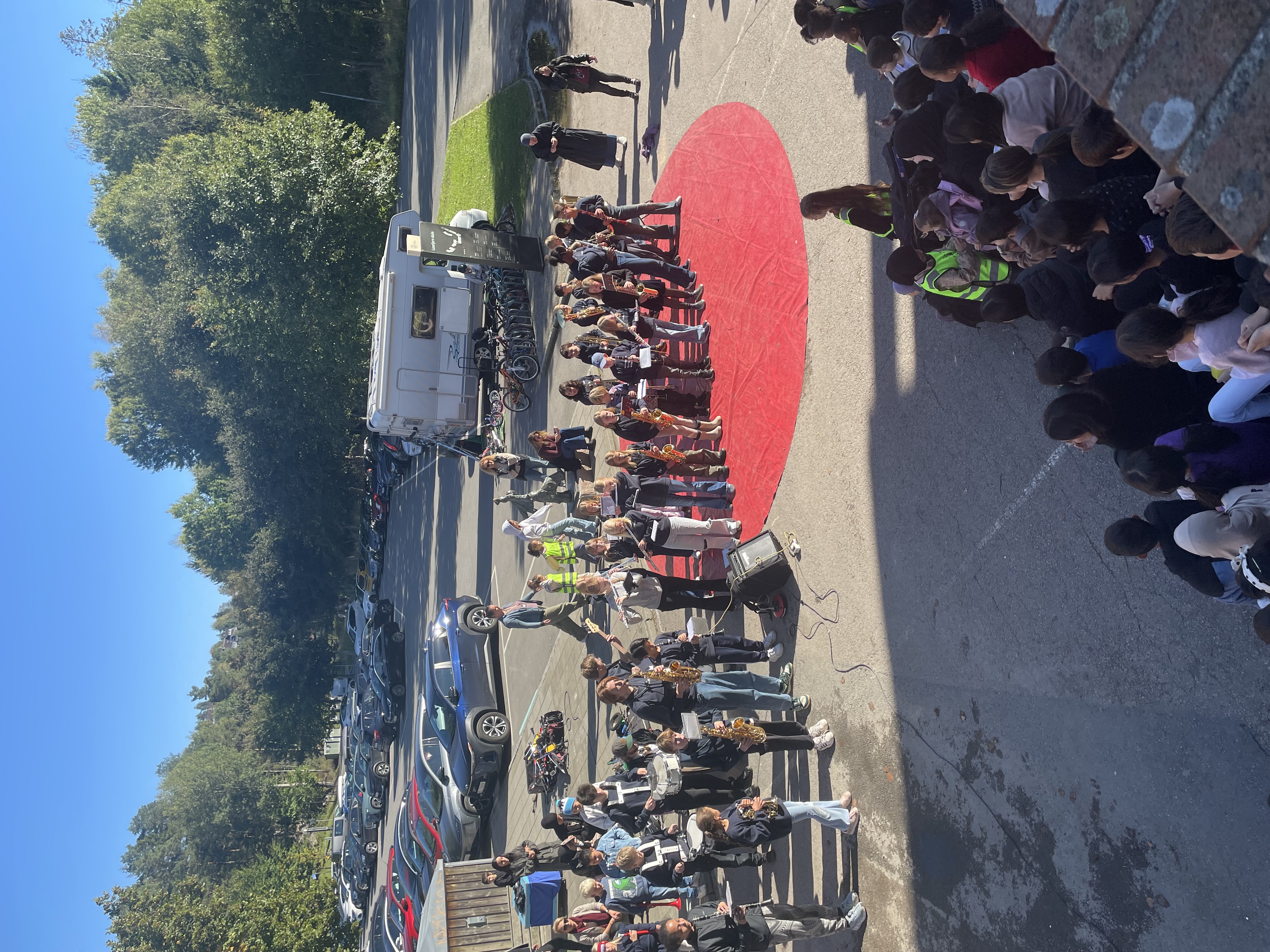 En gruppe mennesker samlet seg rundt en bilulykke