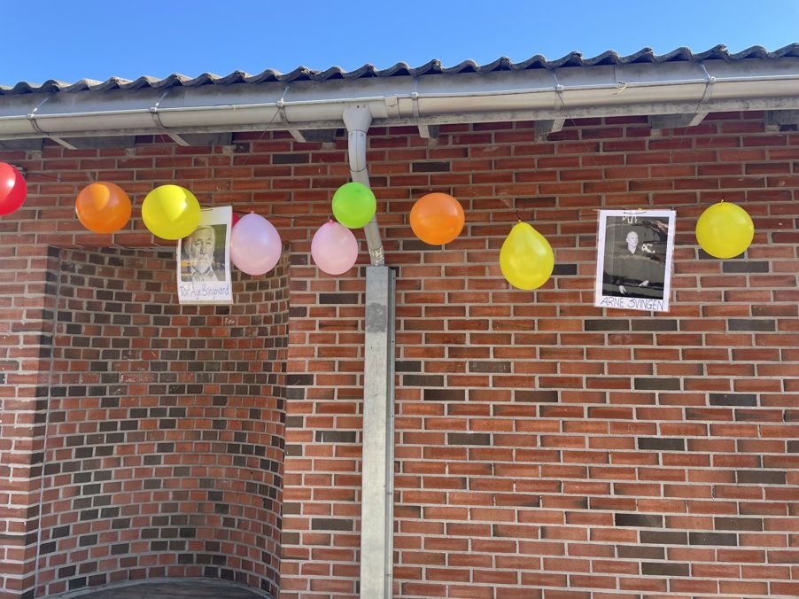 En murbygning med ballonger
