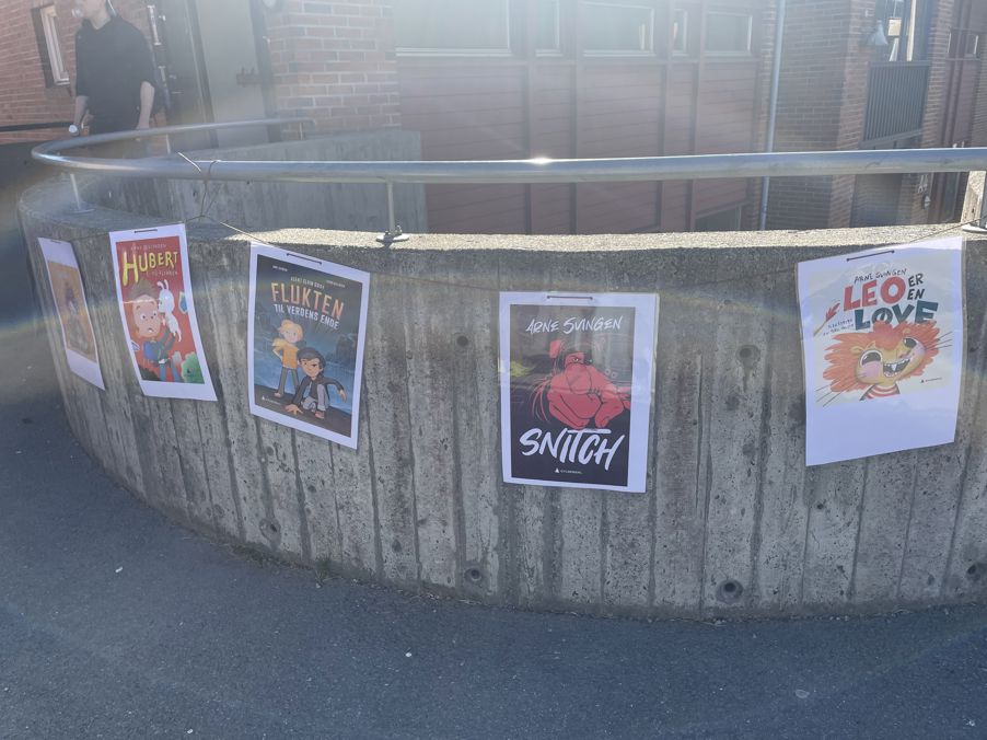 en gruppe plakater på en vegg