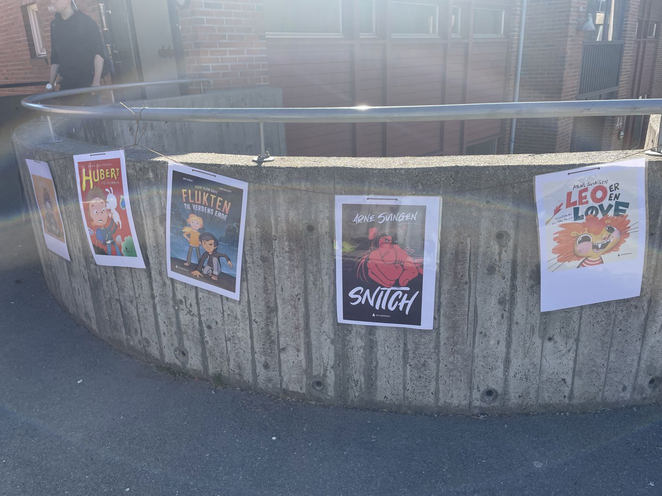 en gruppe plakater på en vegg en gruppe plakater på en vegg