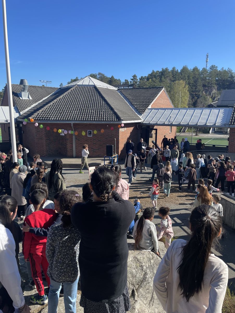 en gruppe mennesker utenfor en bygning