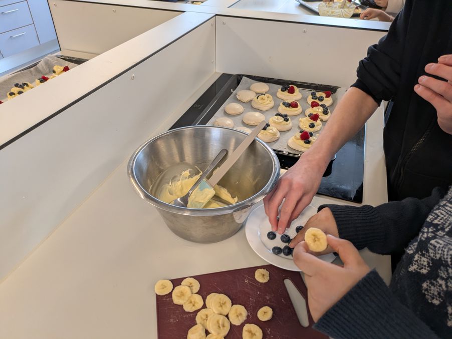 en person som baker kjeks