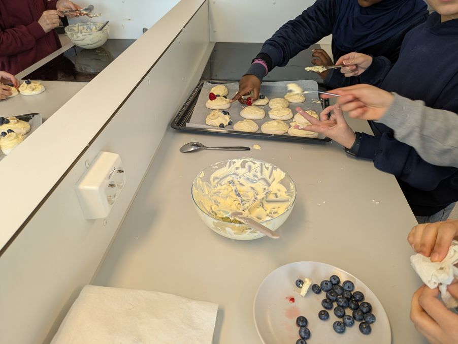 en gruppe mennesker som lager mat