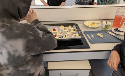 en person som holder et brett med sushi