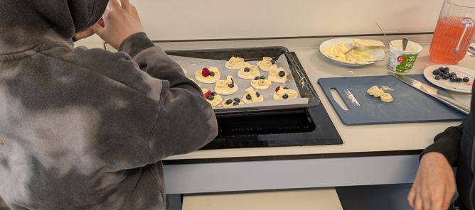 en person som holder et brett med sushi