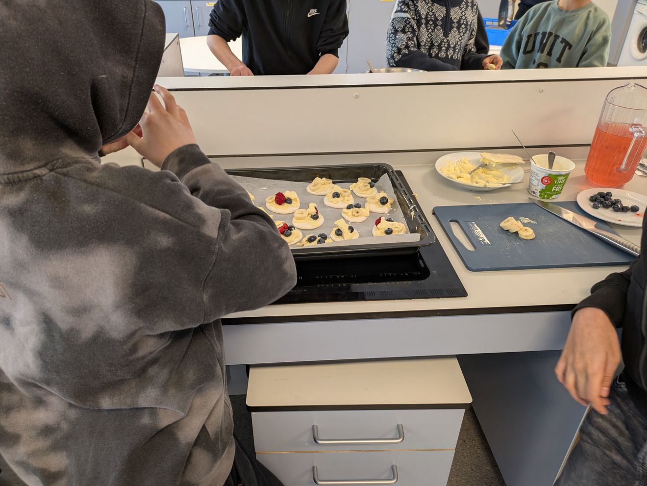 en person som holder et brett med sushi