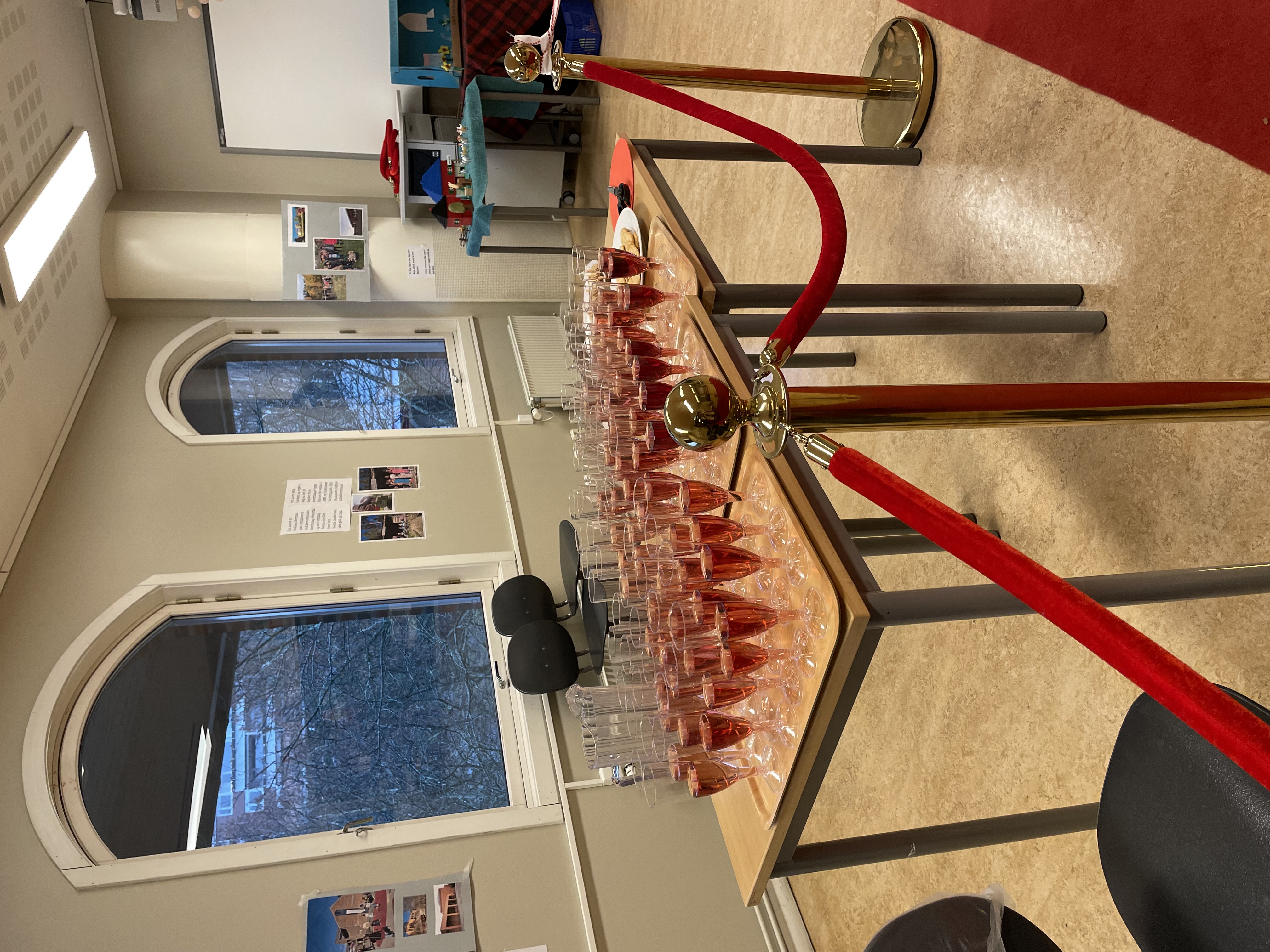 en rekke vinglass på et bord