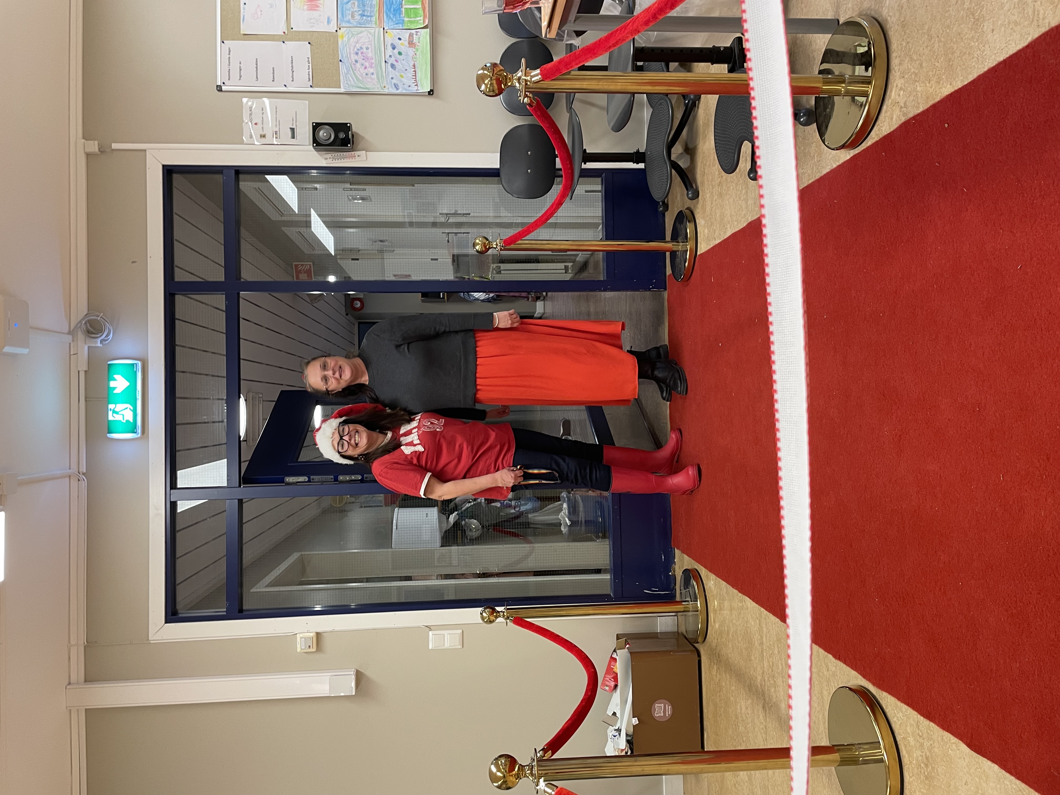 To personr som står foran en dør