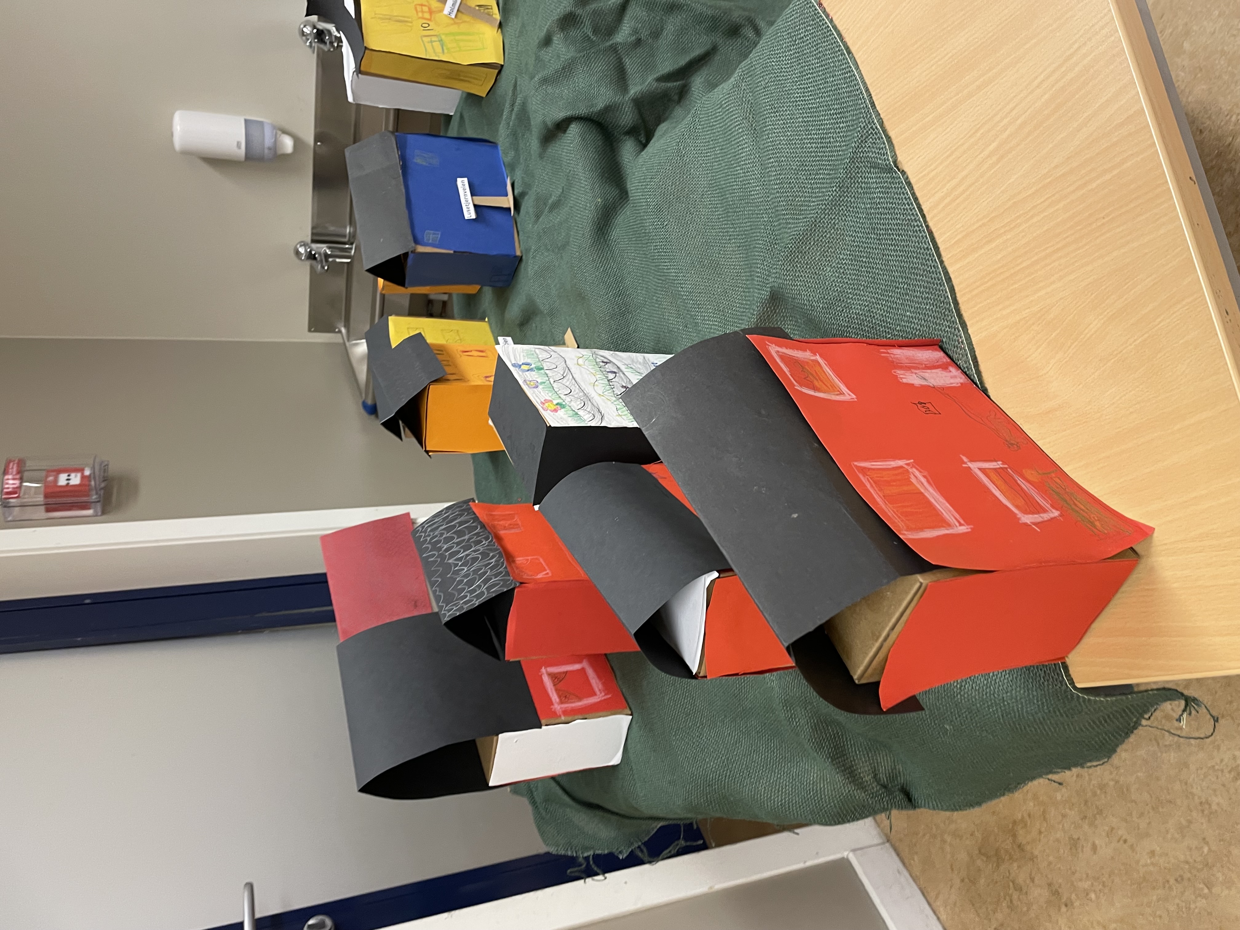 en gruppe bokser på en seng