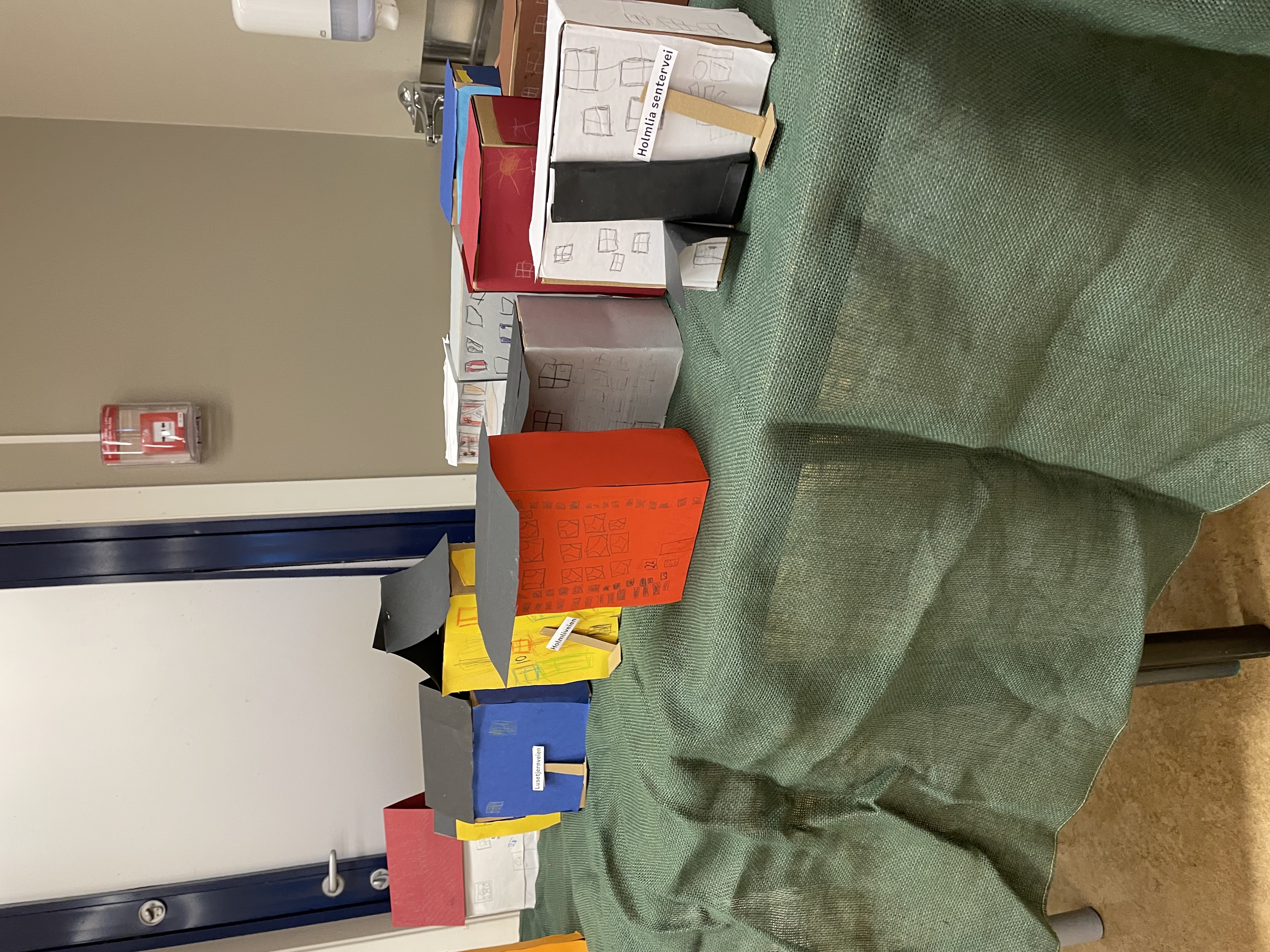 et rom med sofa og et bord med esker på