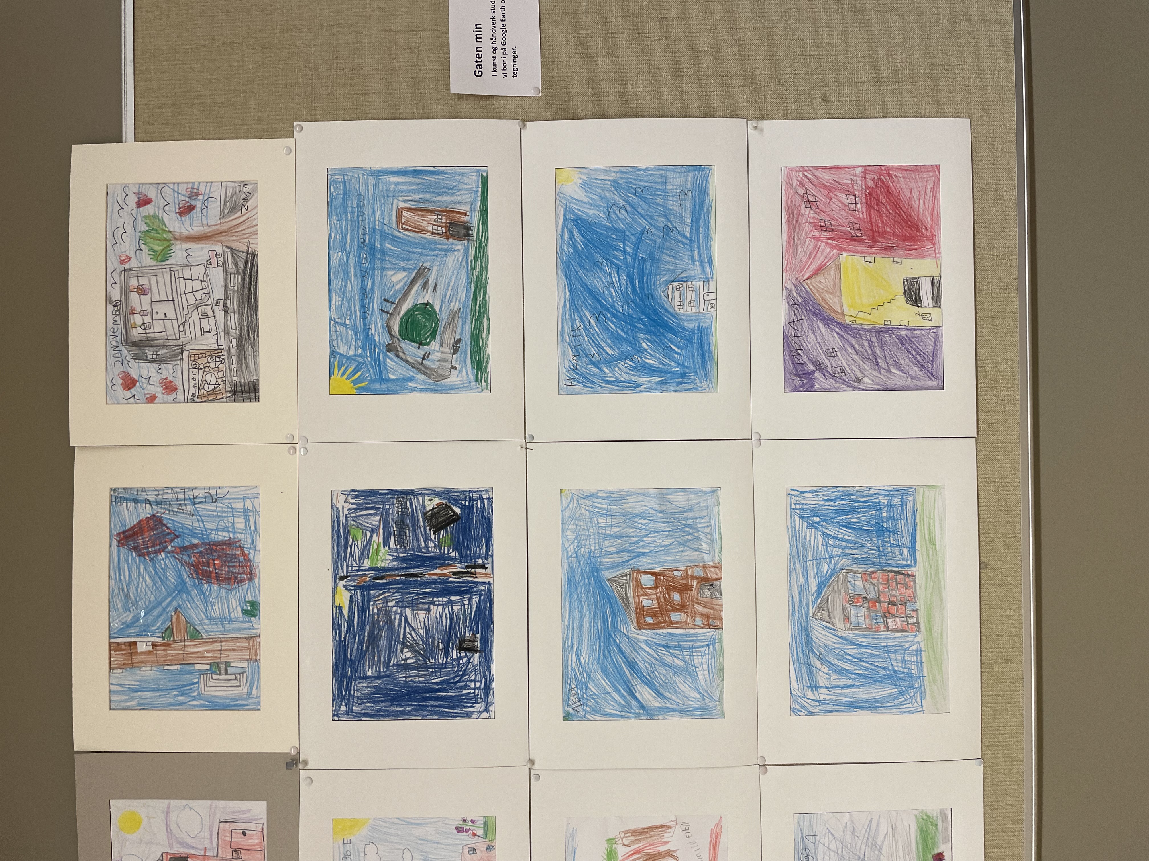 en gruppe kort på et bord