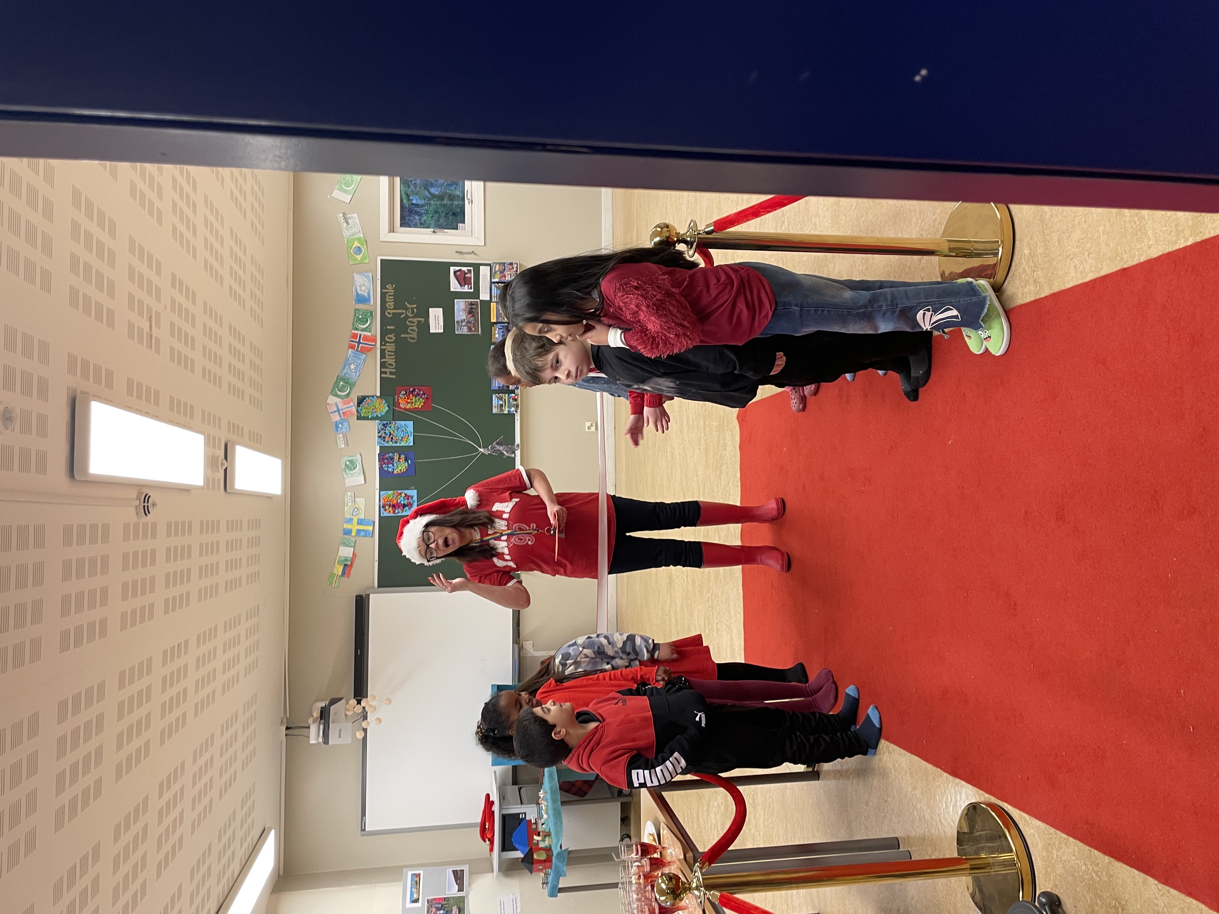 en gruppe barn som står i en korridor