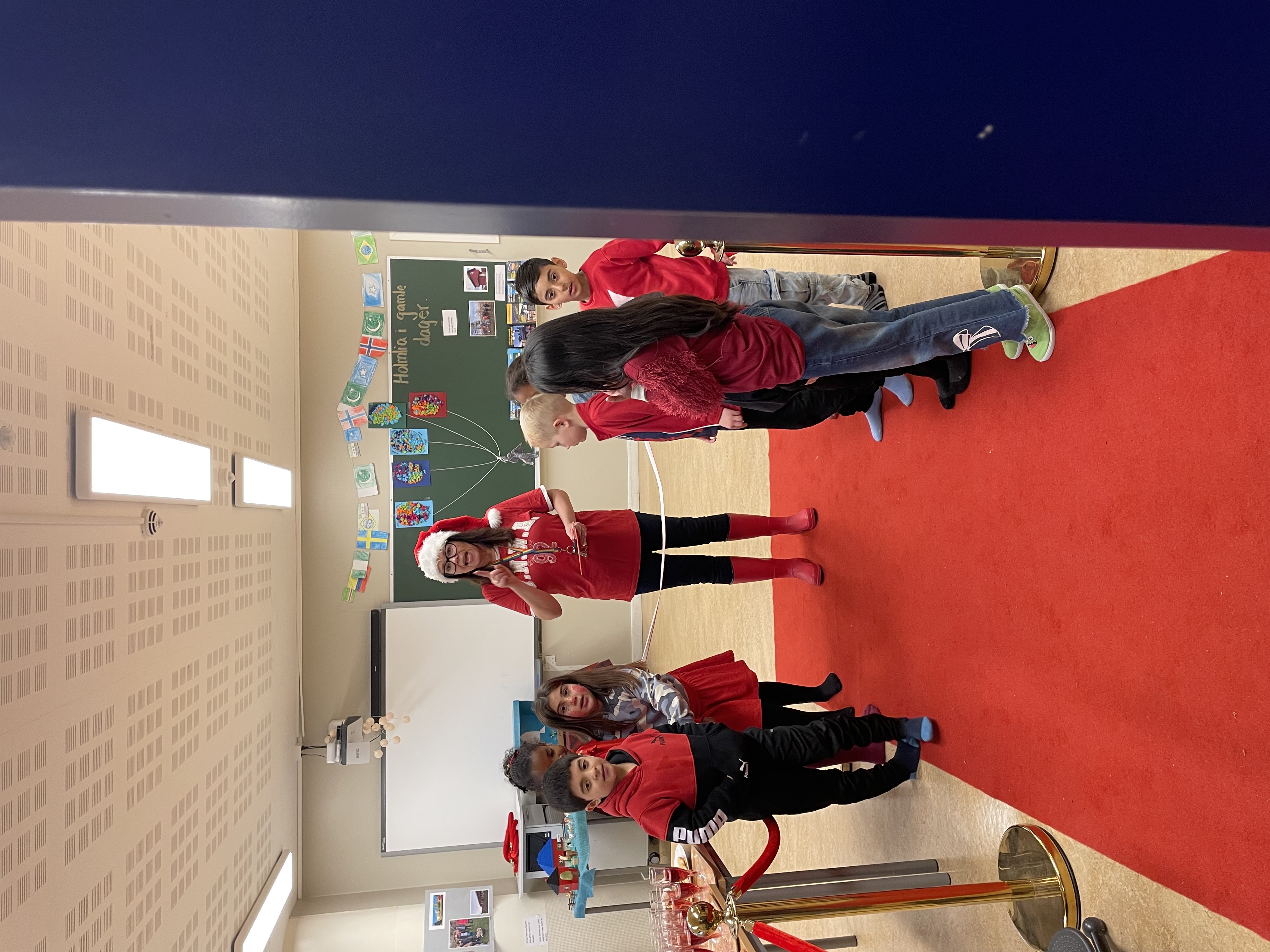 En gruppe barn i et klasserom