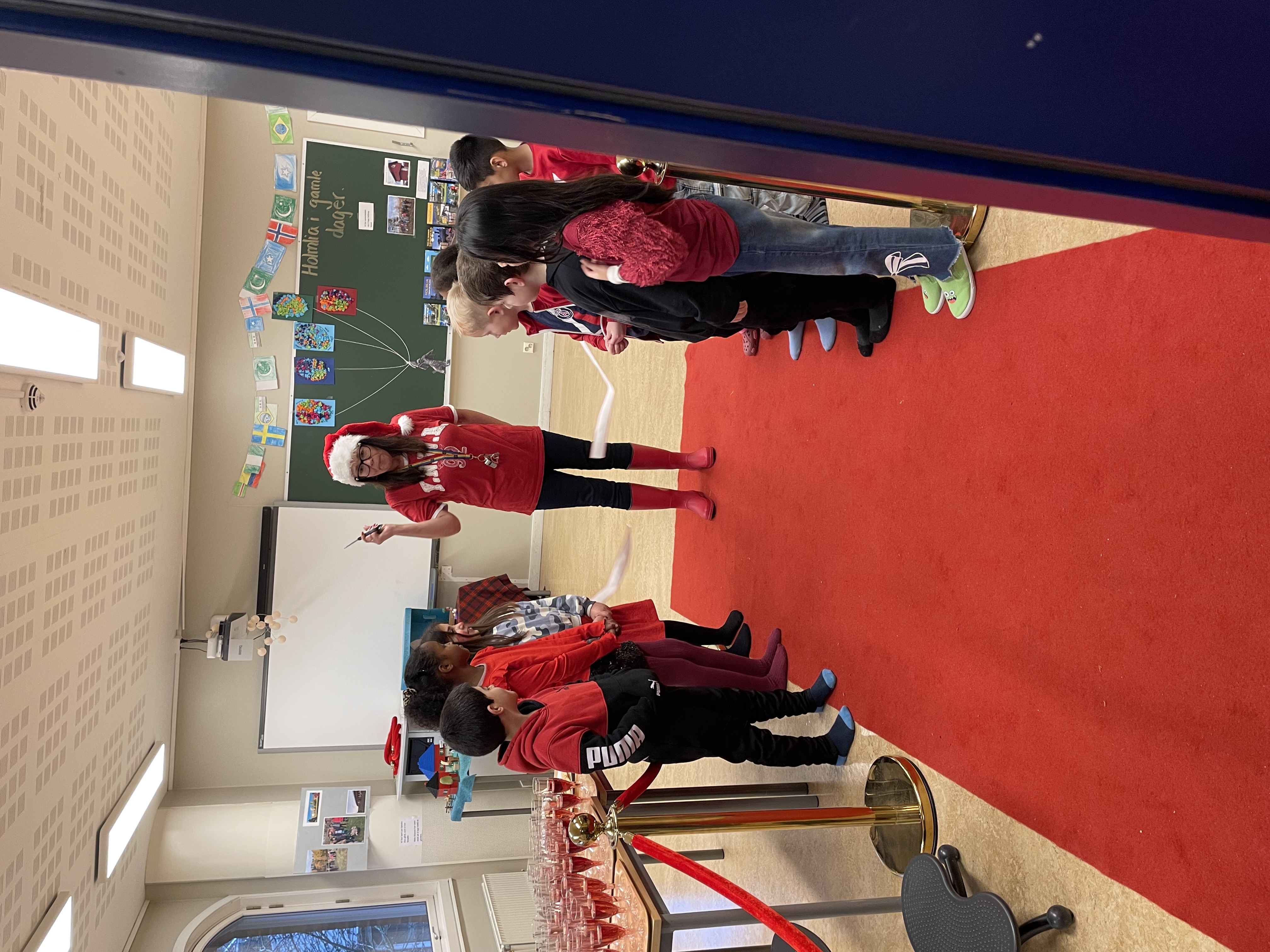 En person som står foran en gruppe barn i et klasserom