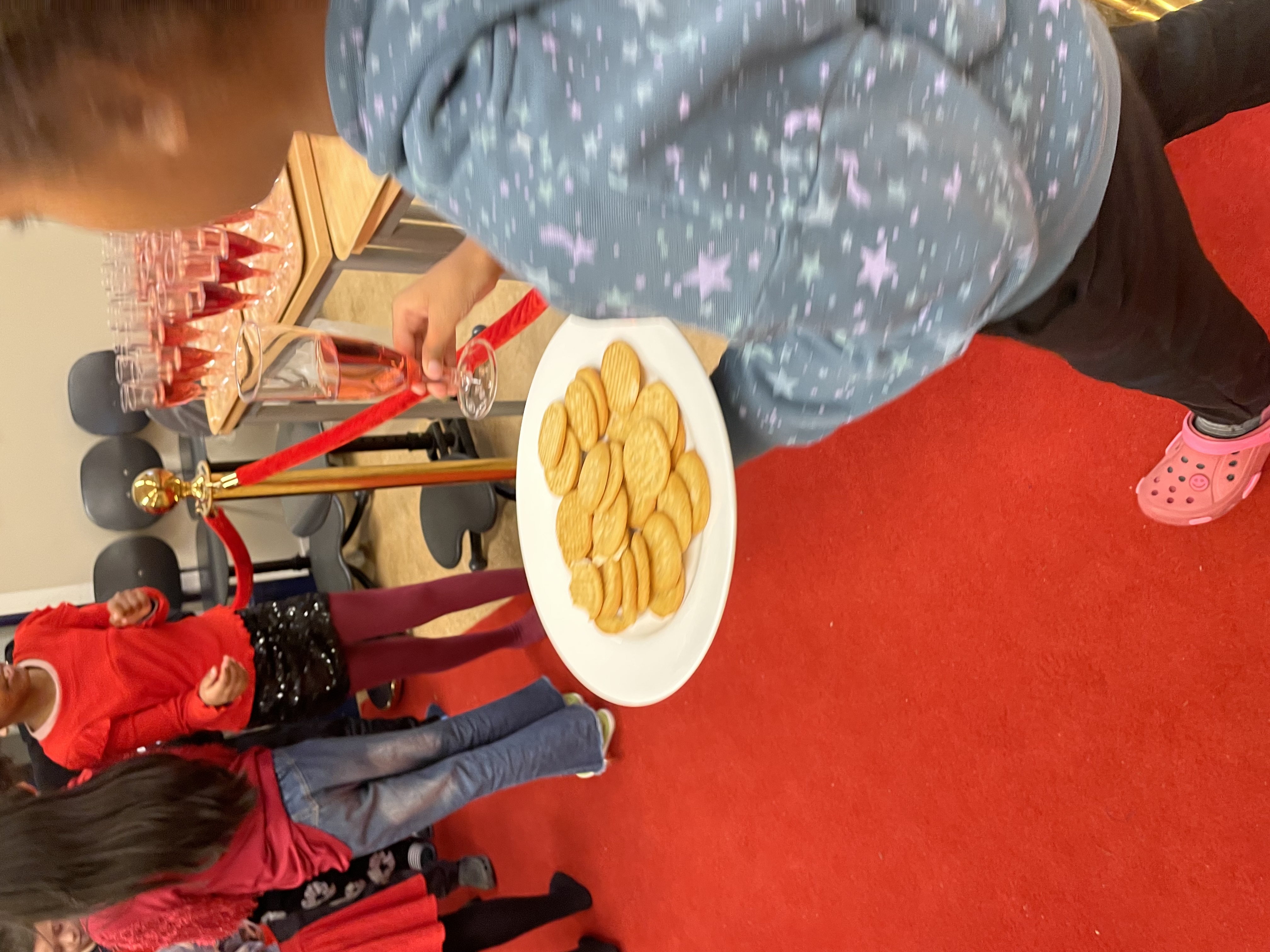 En person som holder et glass vin