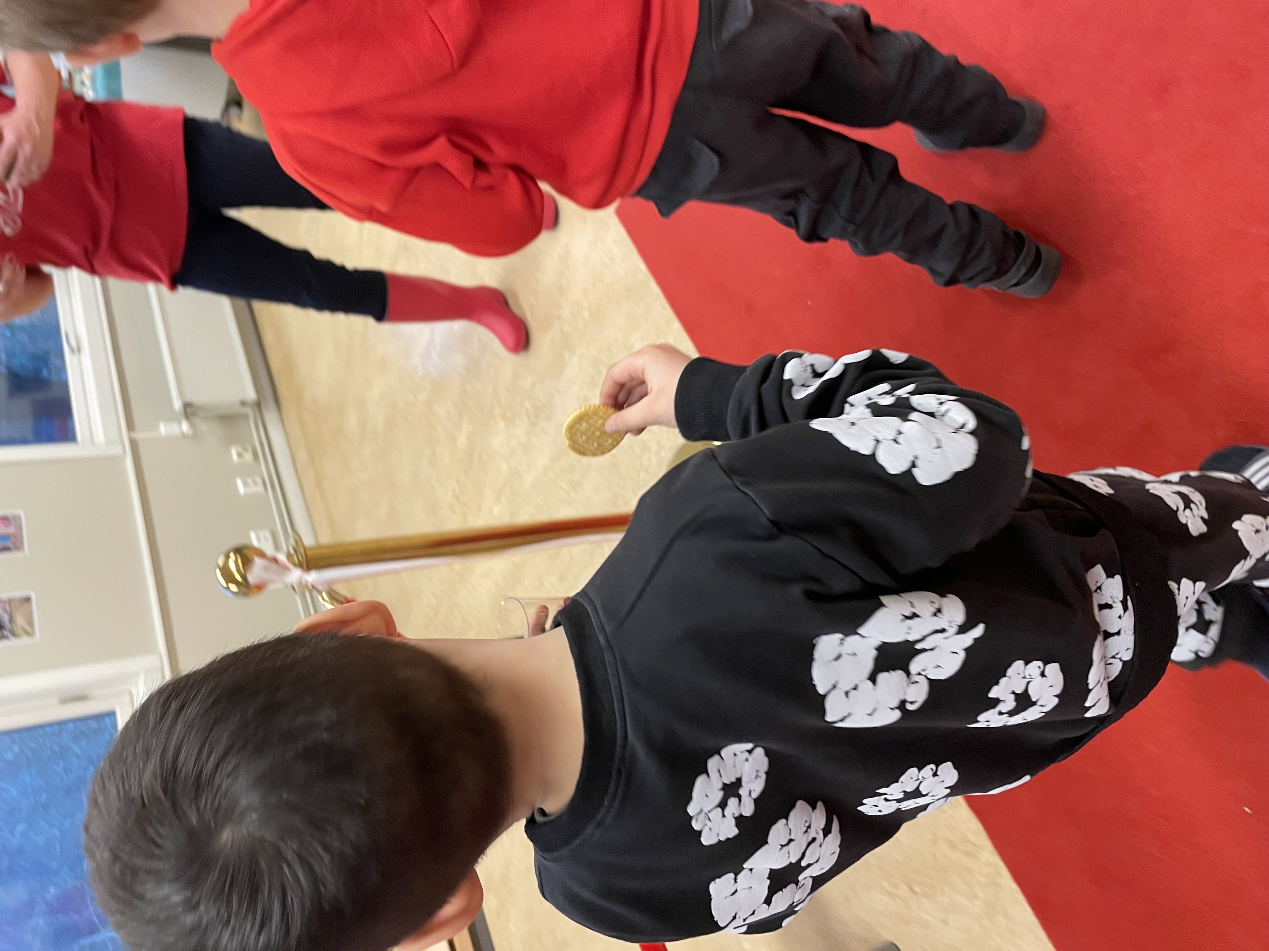 et barn som holder en pinne