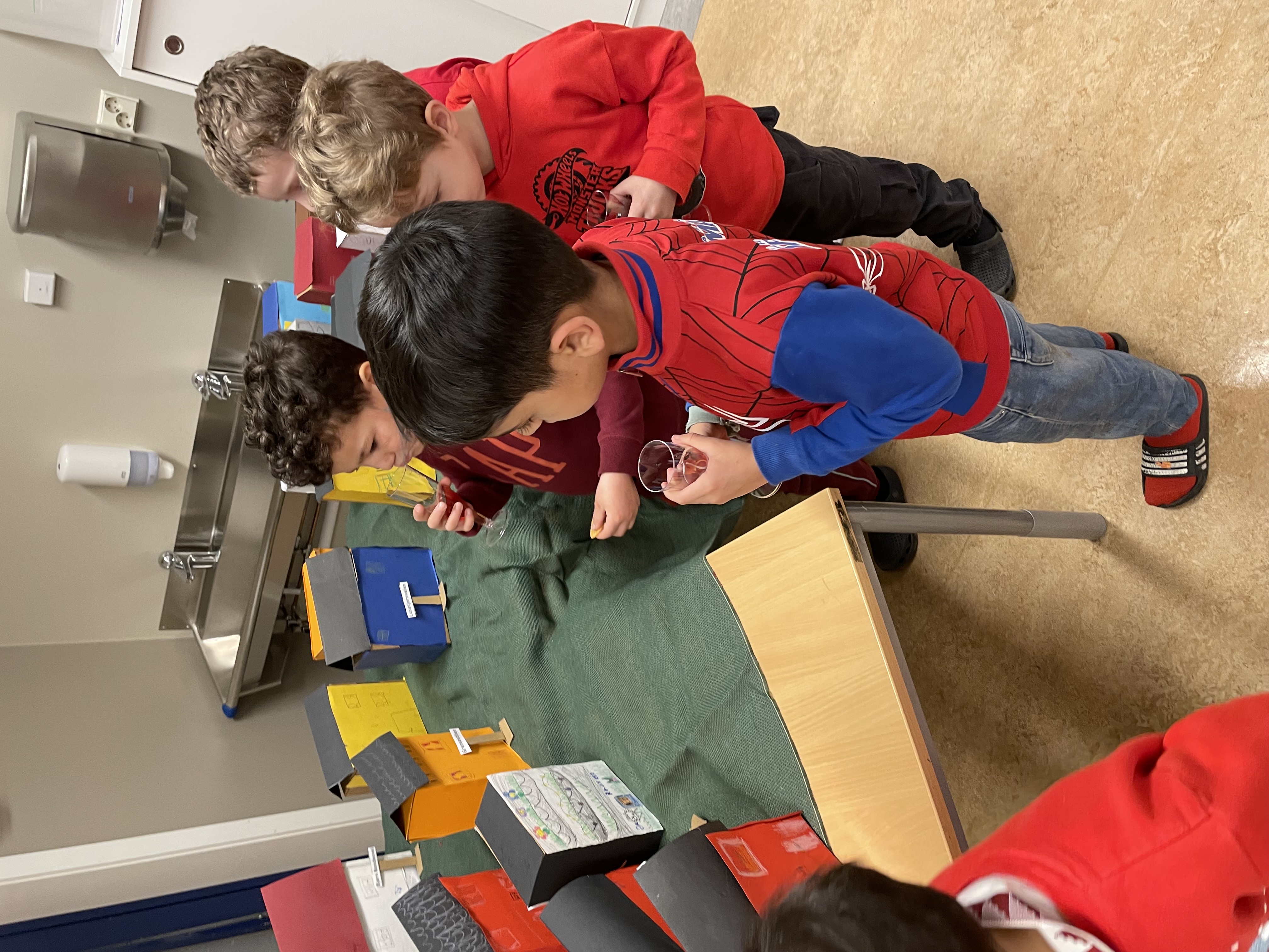 En gruppe barn som leker med leker