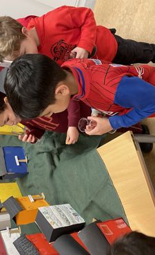 En gruppe barn som leker med leker