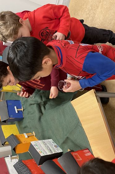 En gruppe barn som leker med leker