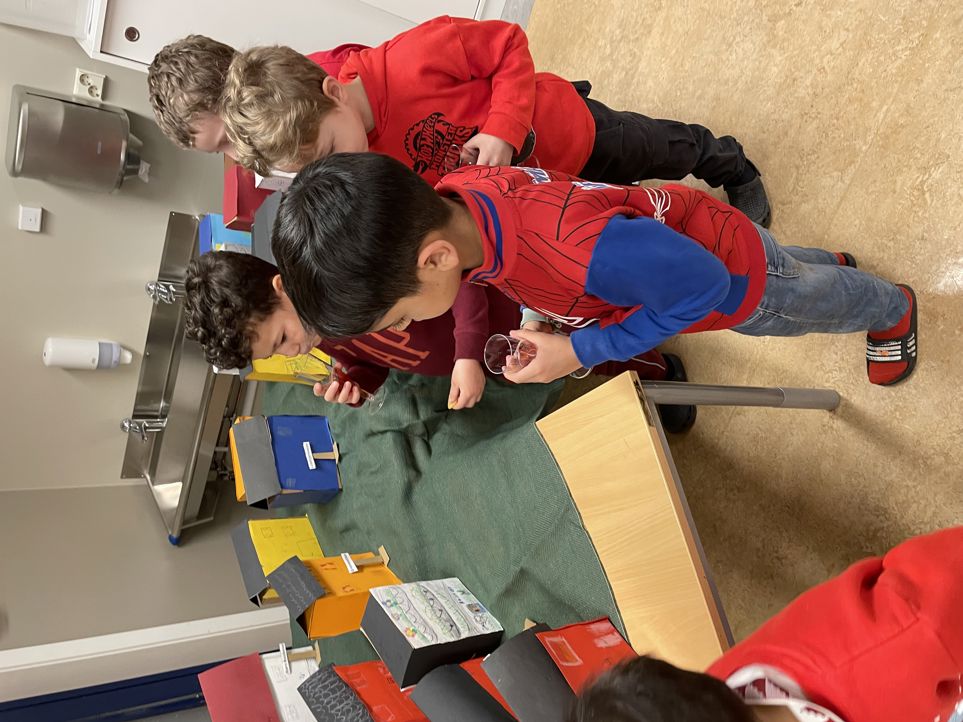 En gruppe barn som leker med leker