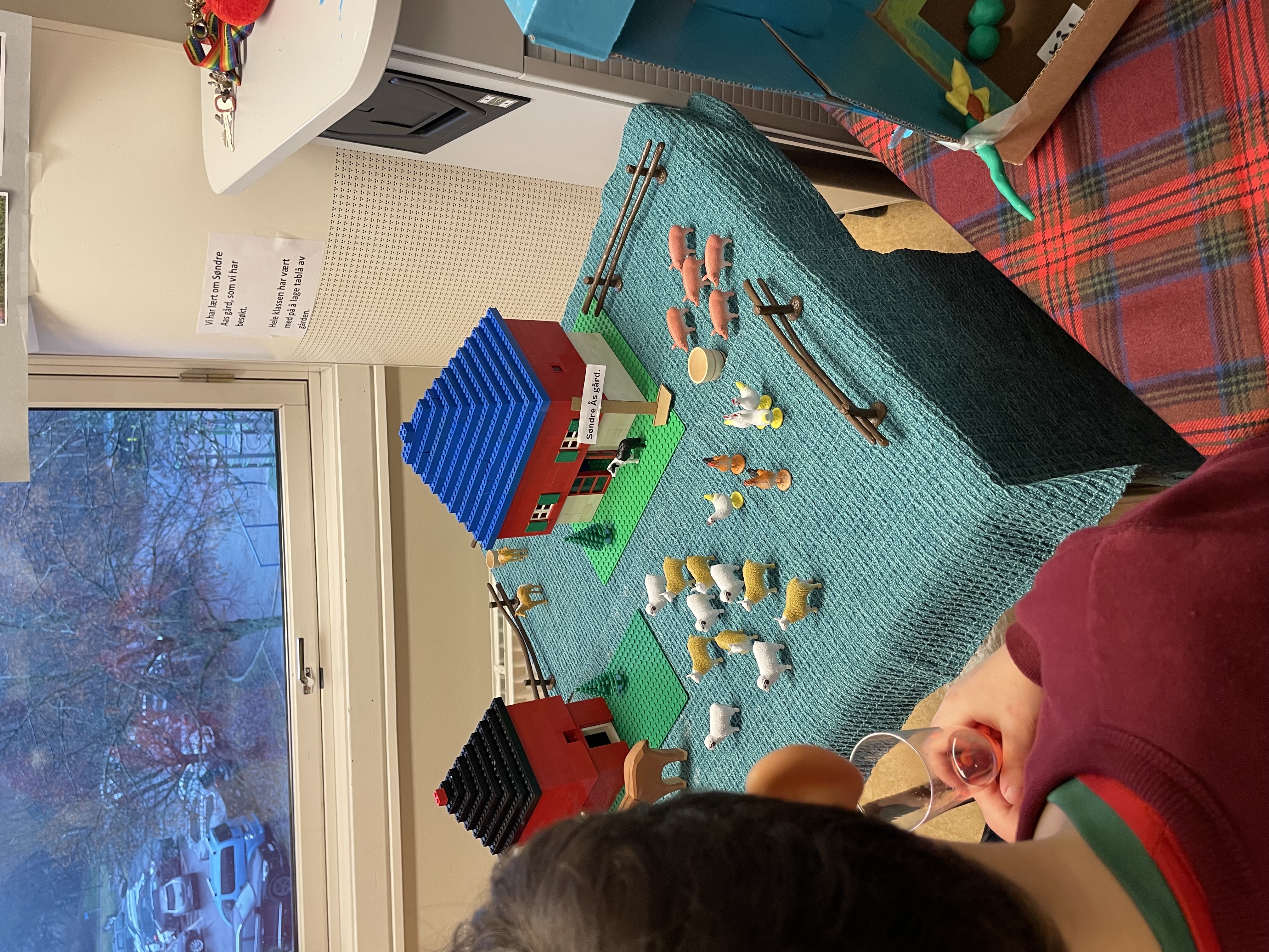 et barn som spiller brettspill