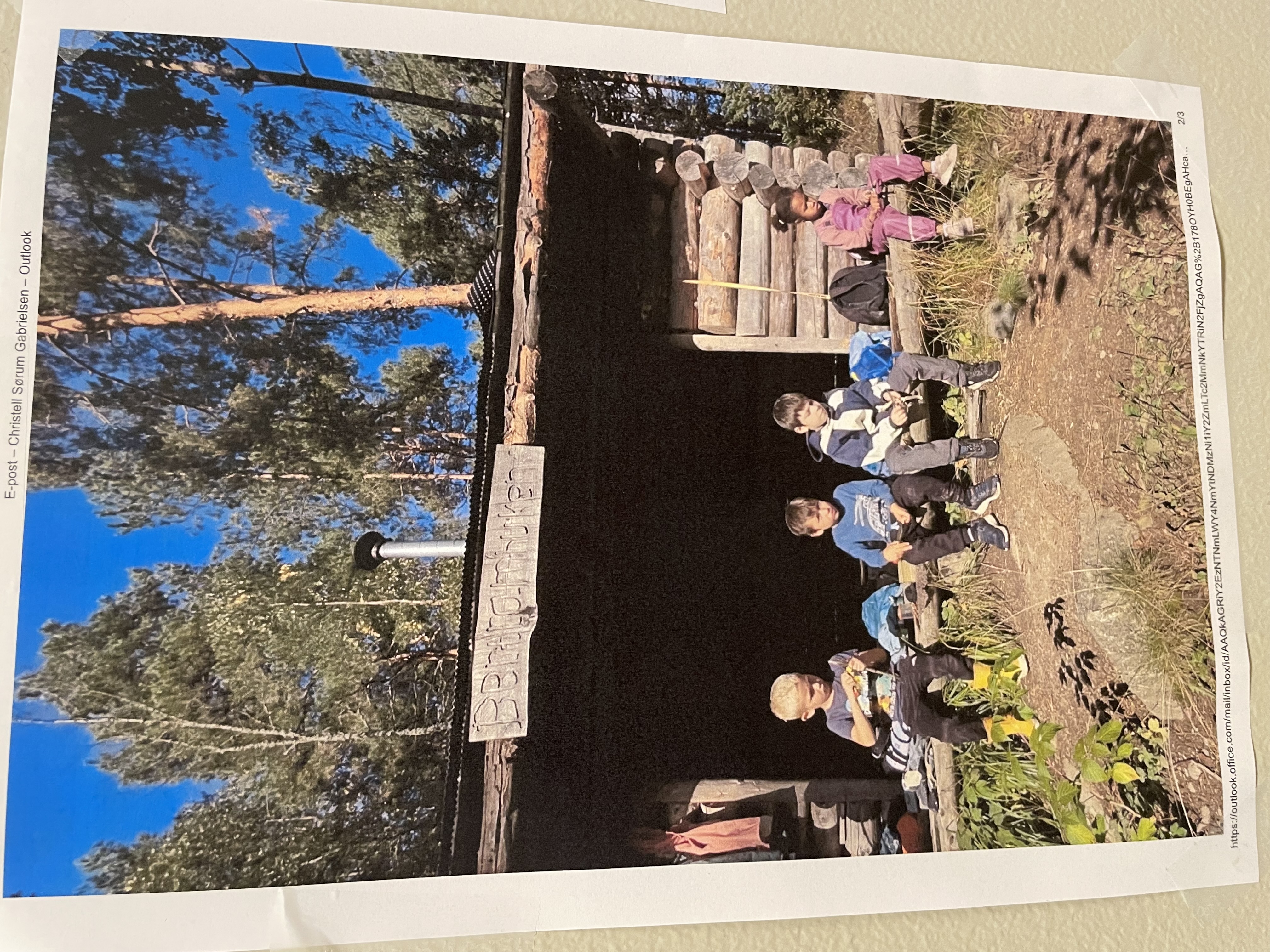 en gruppe mennesker som står utenfor