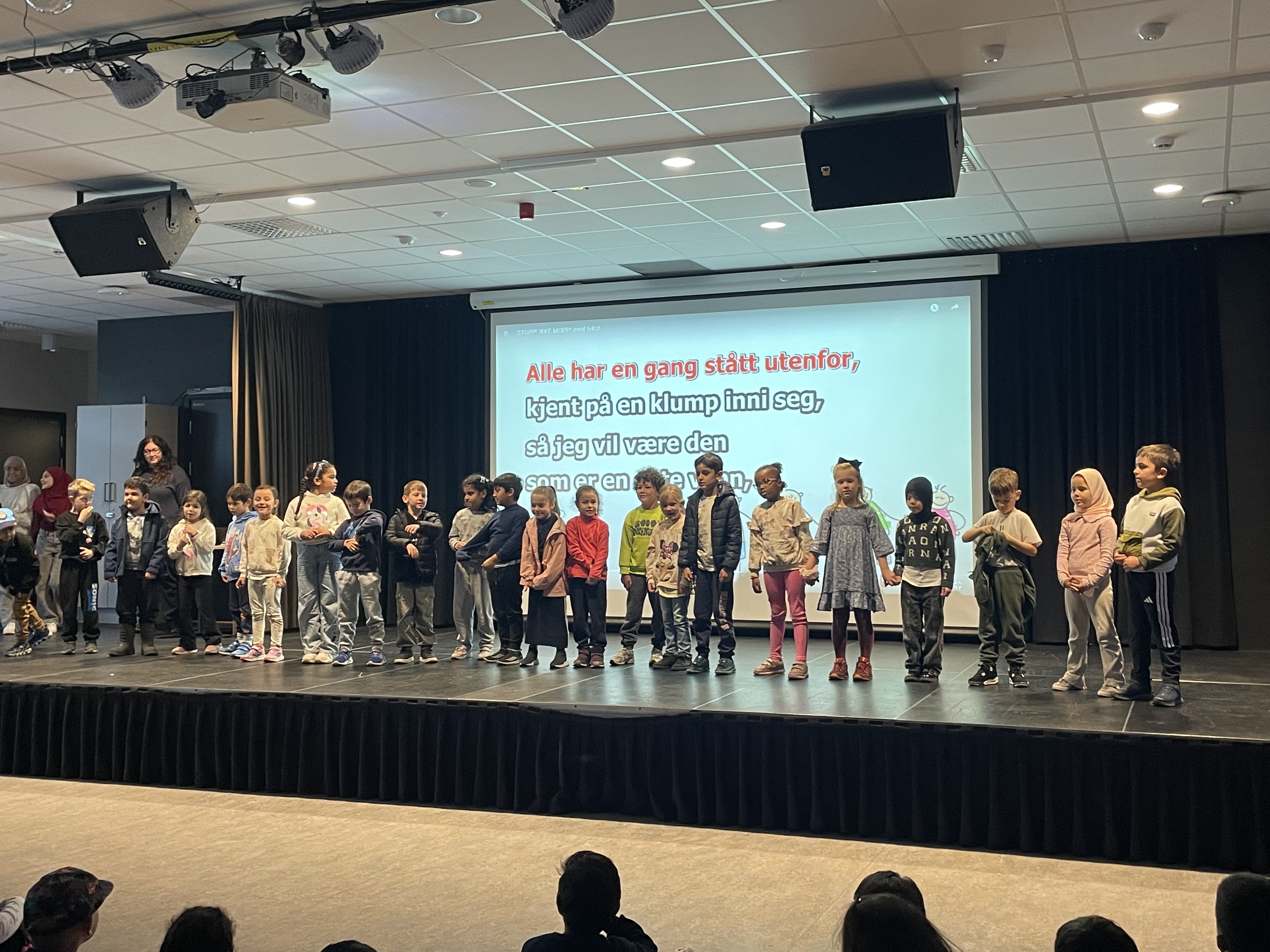 en gruppe mennesker som står på en scene