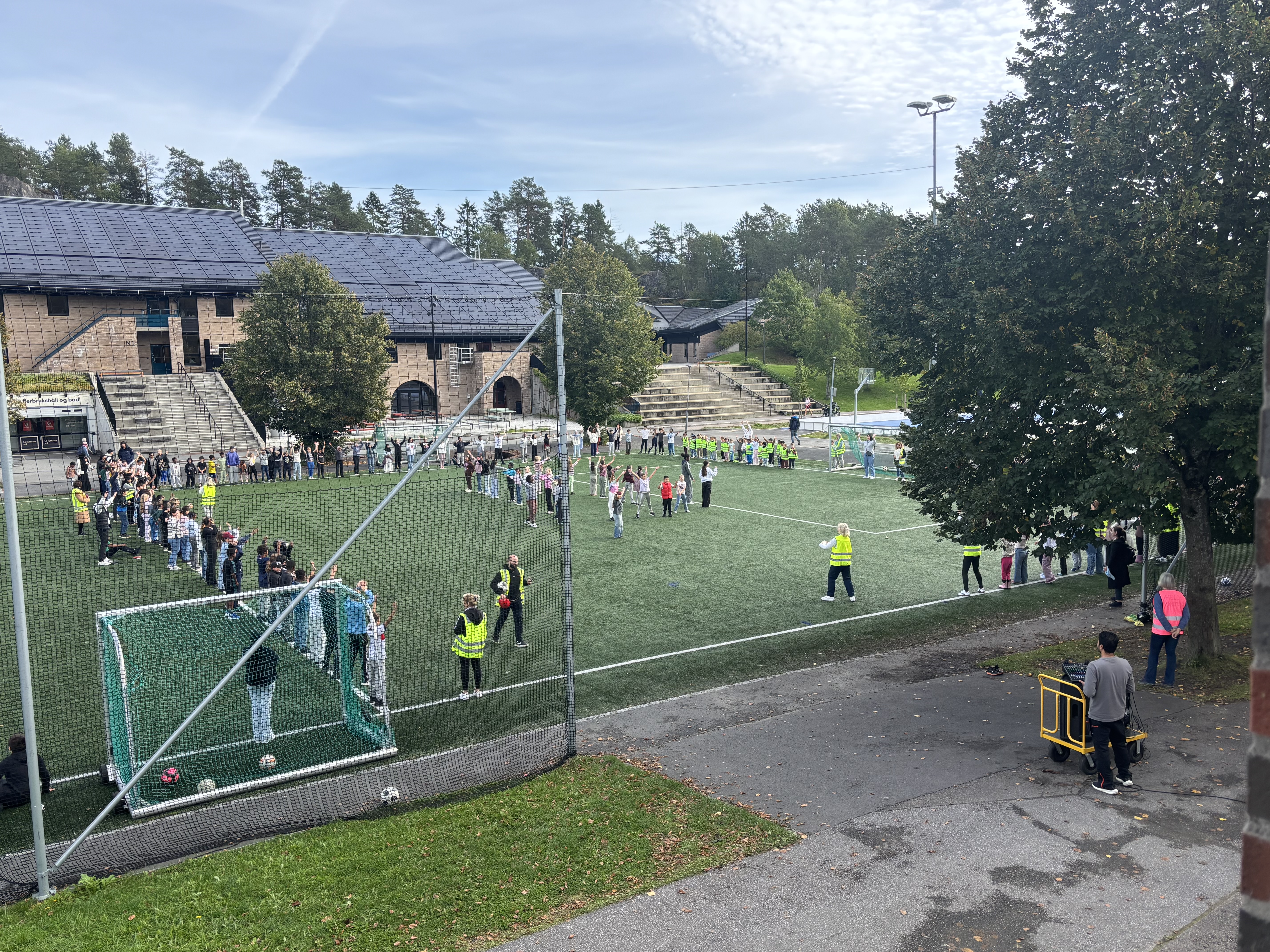 en gruppe mennesker som leker på et jorde