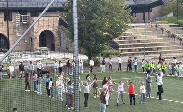 en gruppe mennesker som står på en gressbane