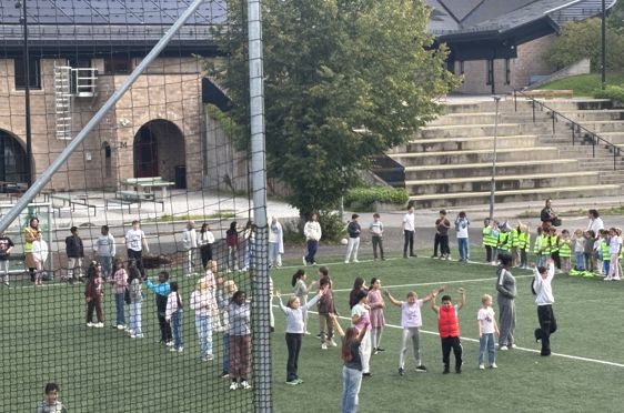 en gruppe mennesker som står på en gressbane