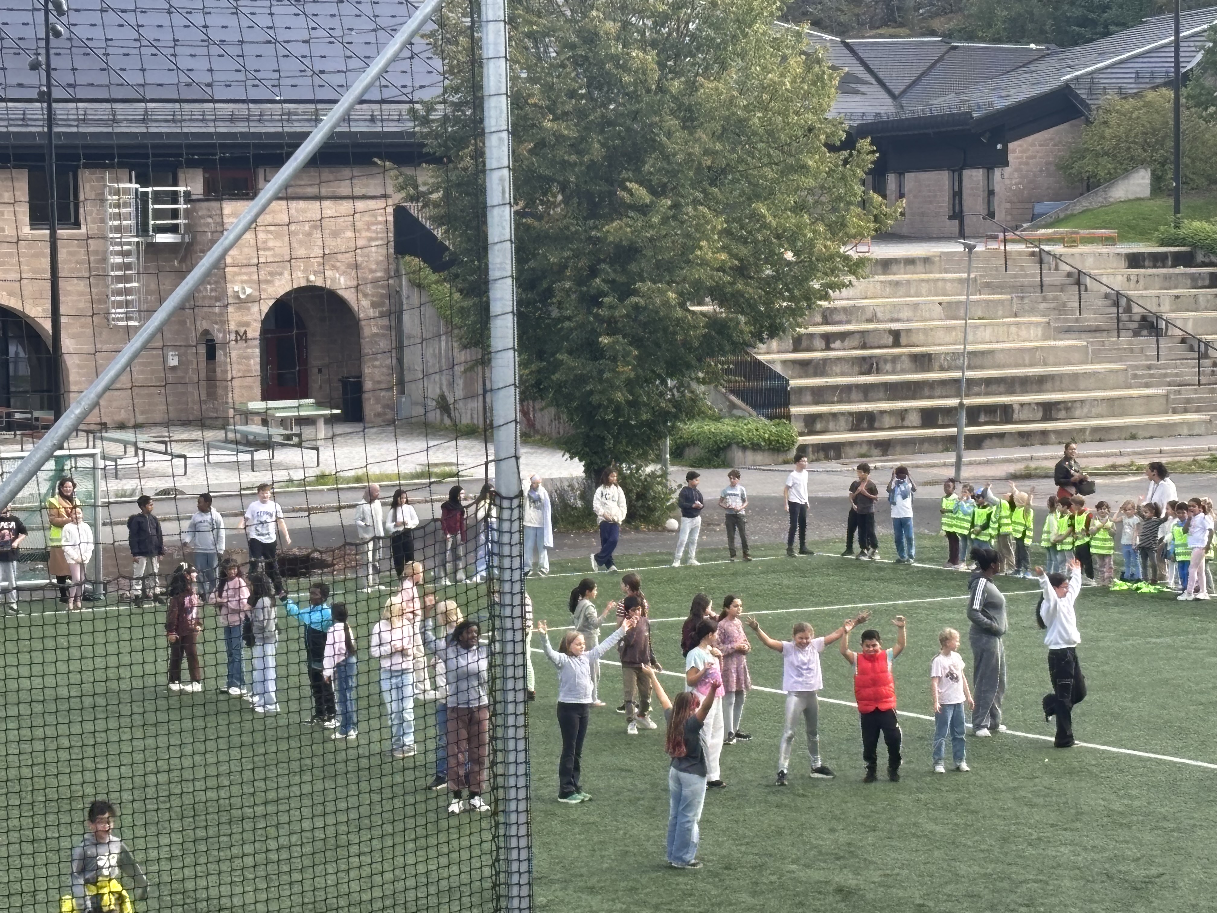 en gruppe mennesker som står på en gressbane