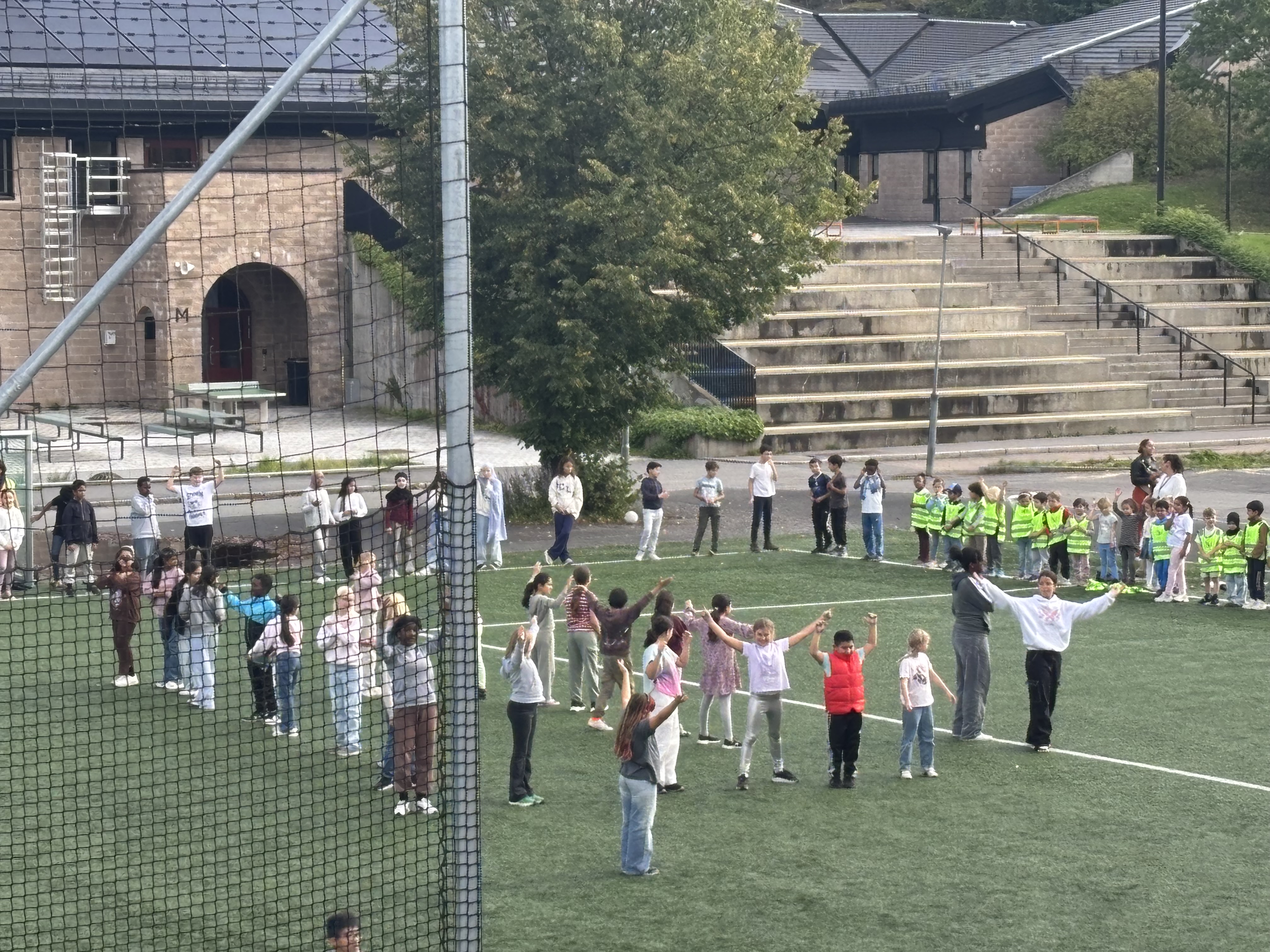 En gruppe mennesker som står på et jorde