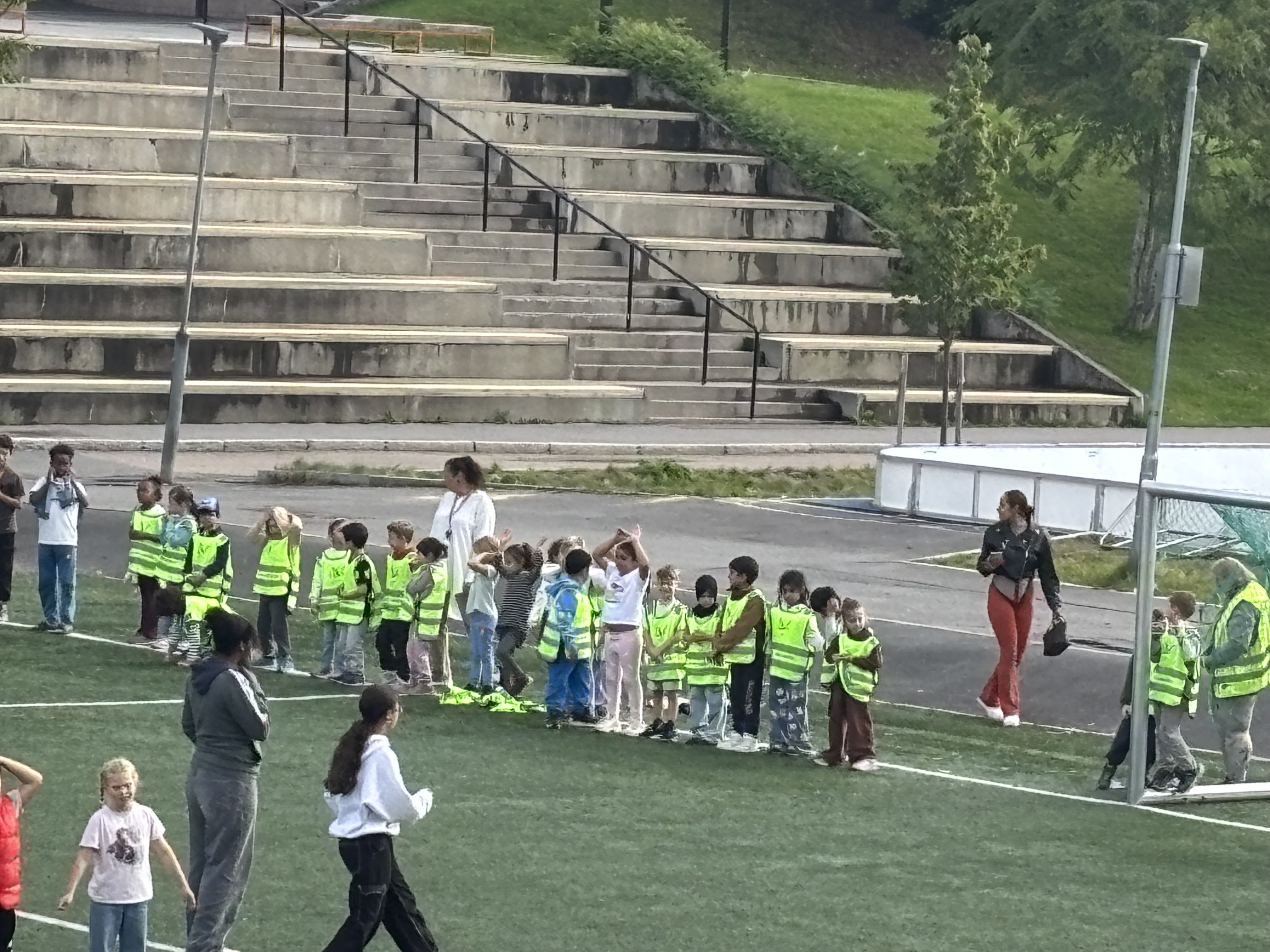 en gruppe mennesker som står på en gressbane