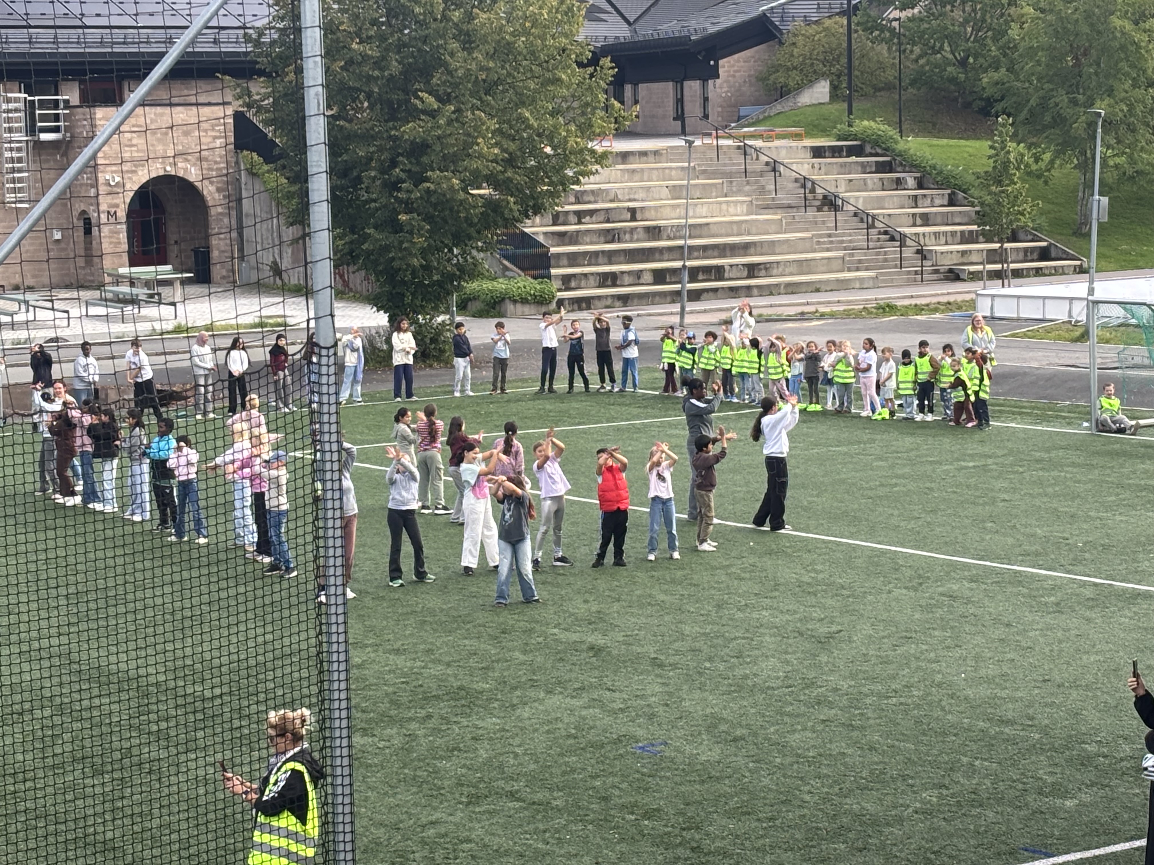 En gruppe mennesker på et jorde