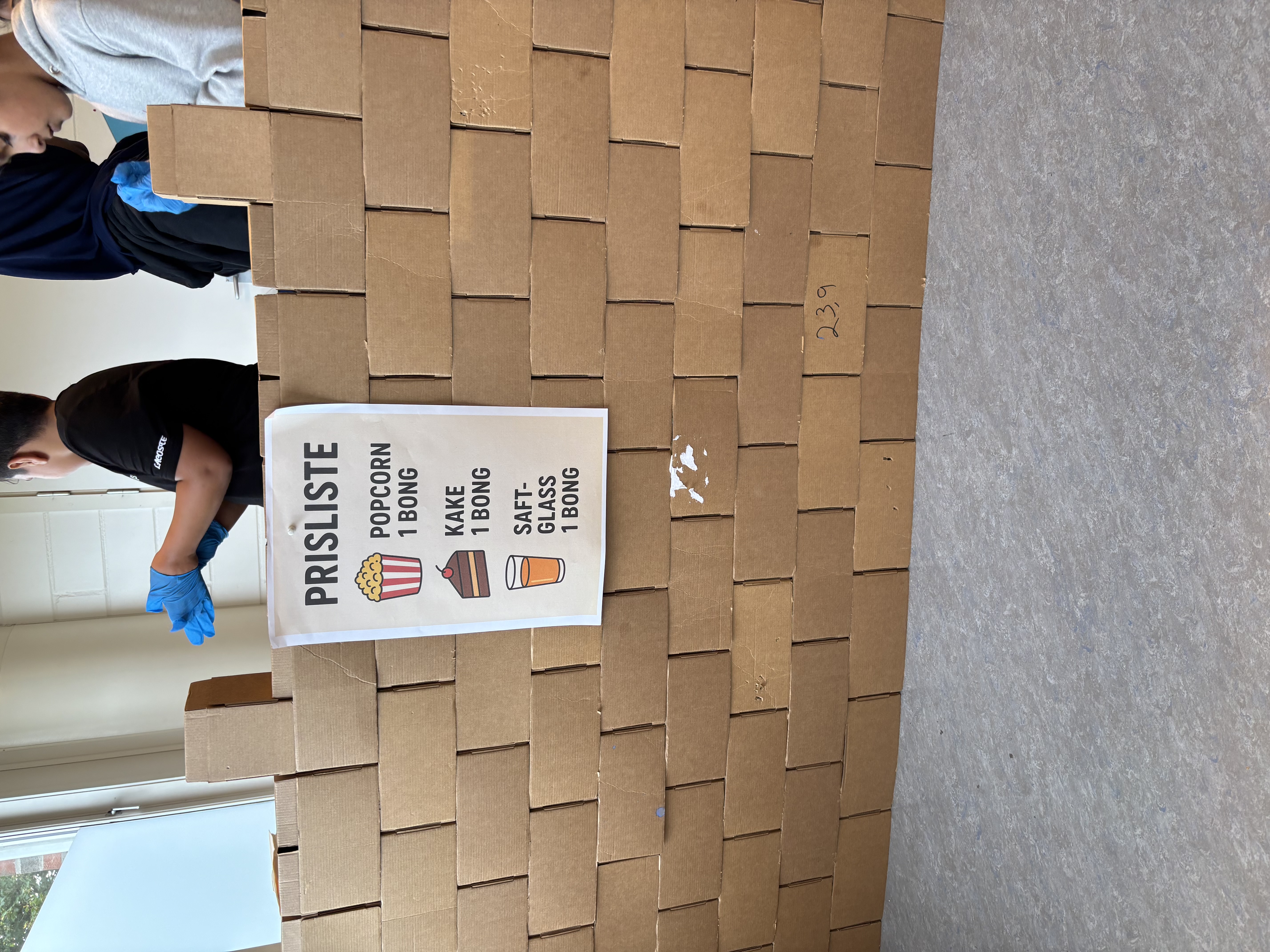 Et skilt på en murvegg