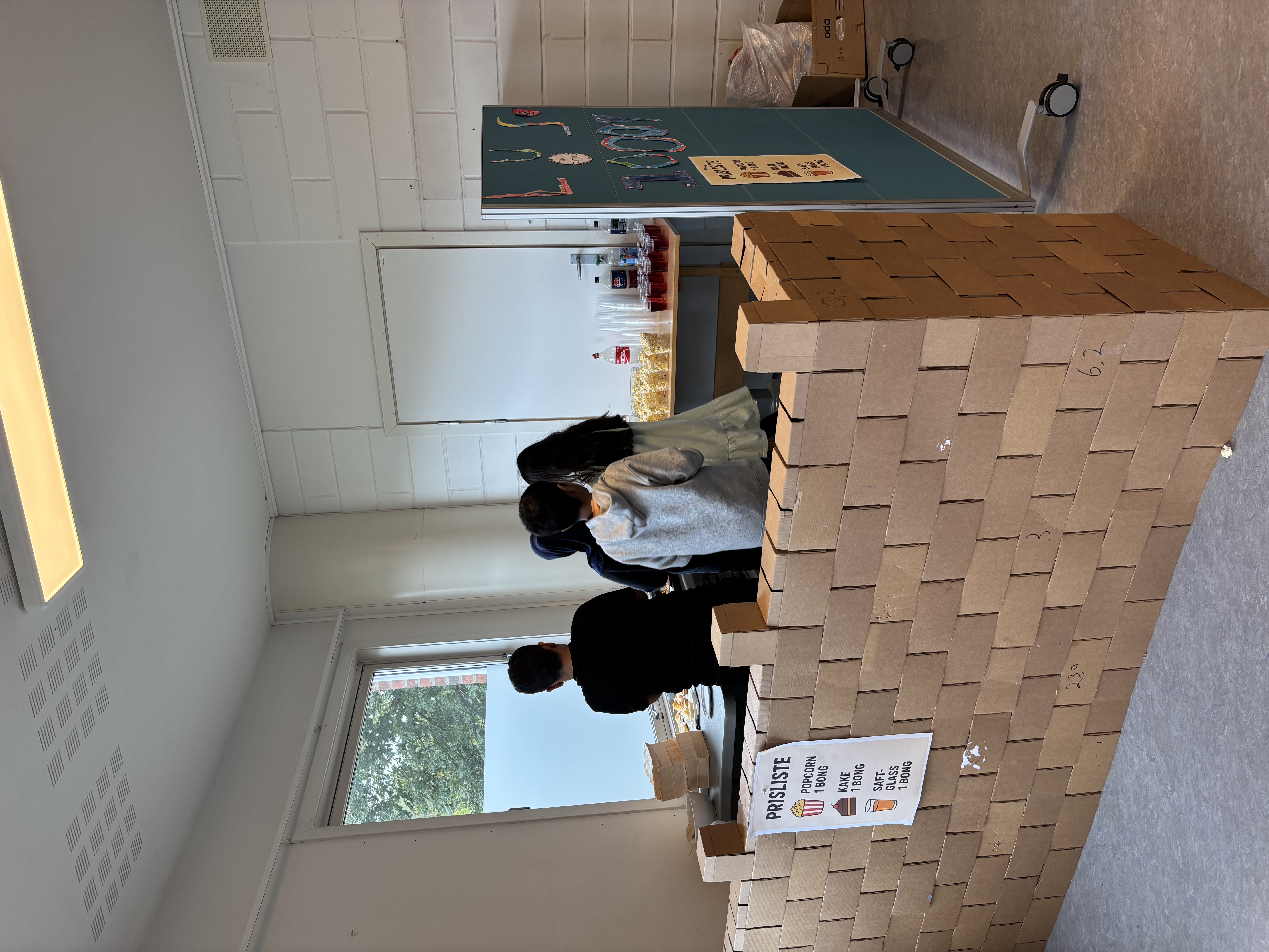 en gruppe personer i et rom