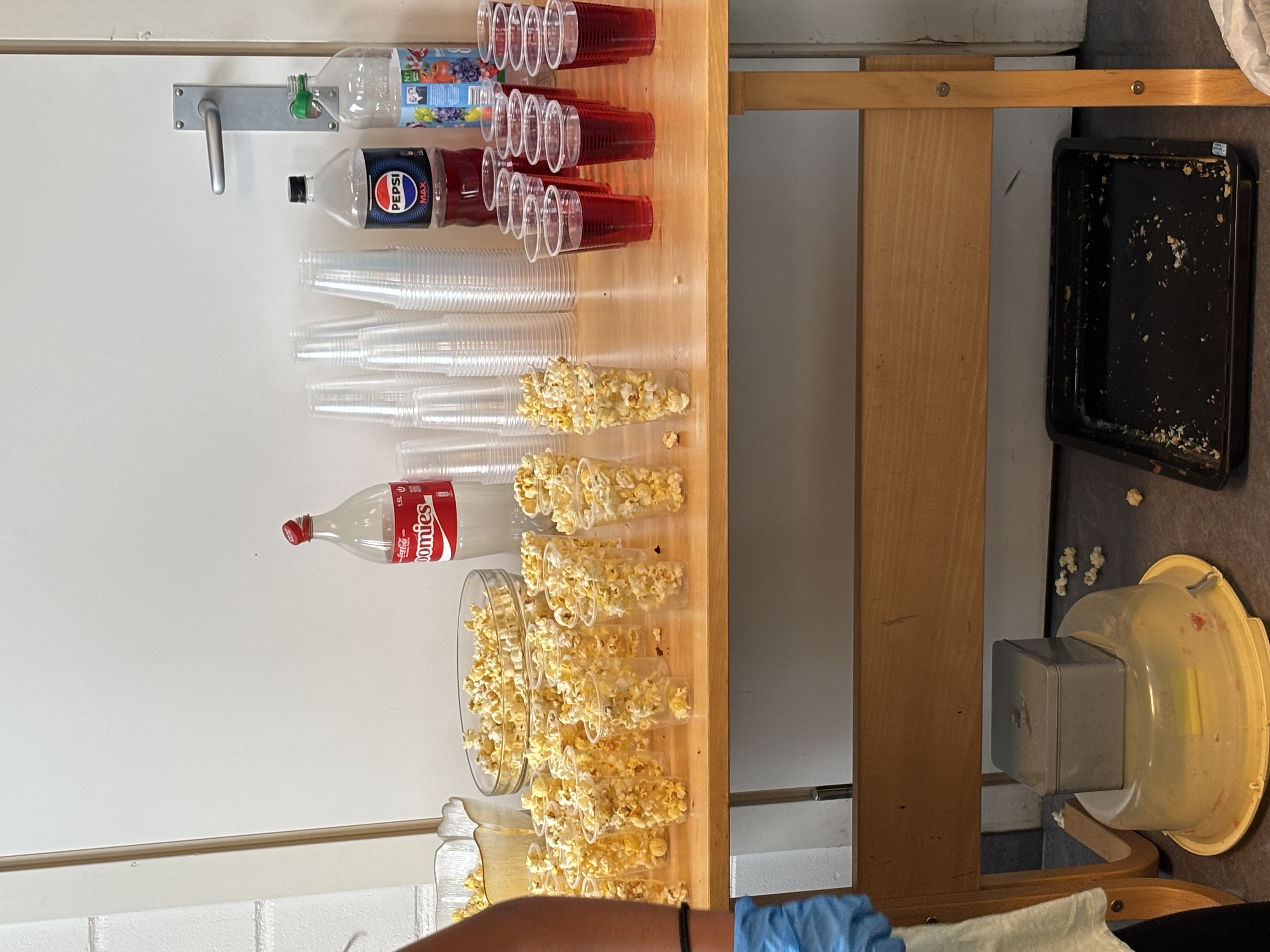 et bord med mange glass og flasker på