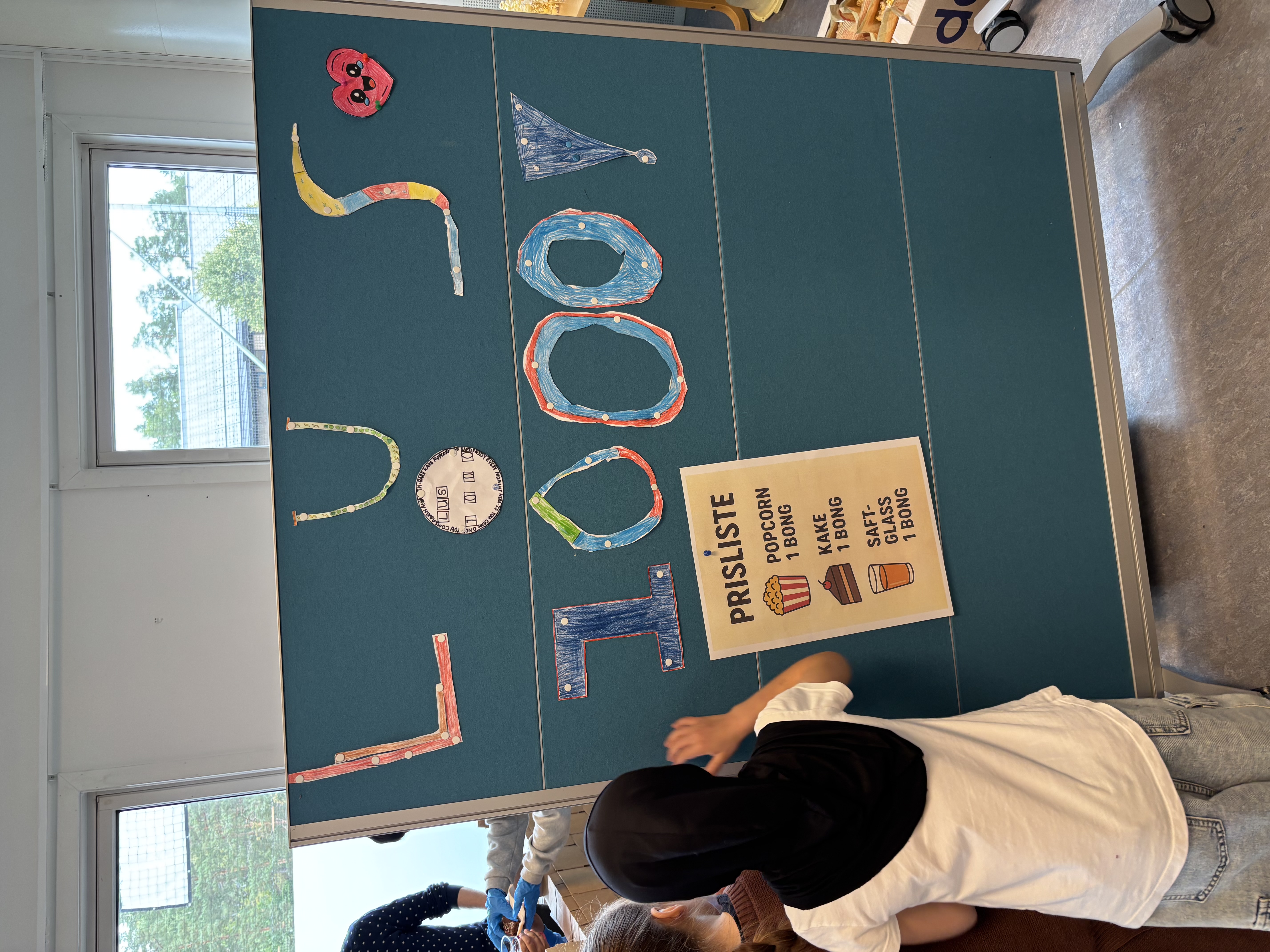 en gruppe personer i et rom