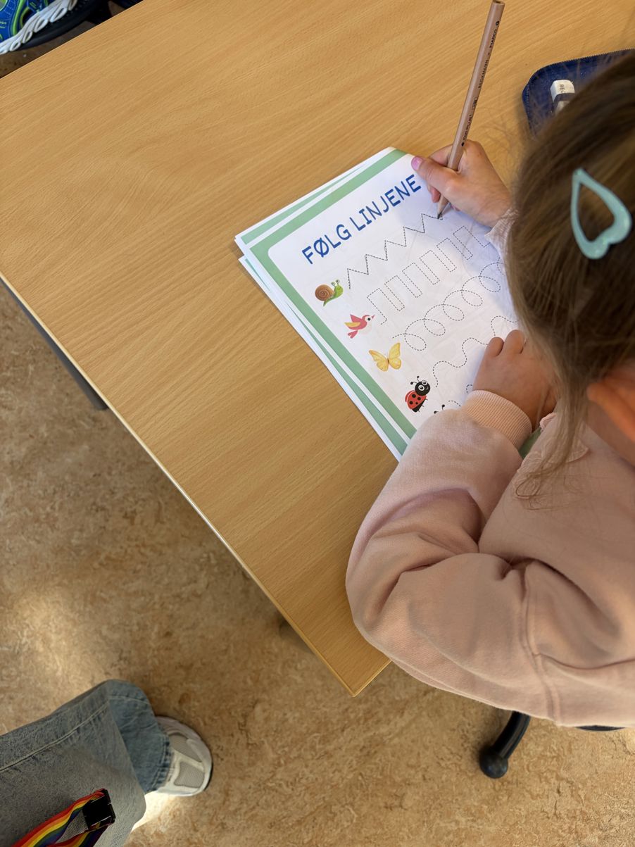 et barn som leser en bok et barn som leser en bok