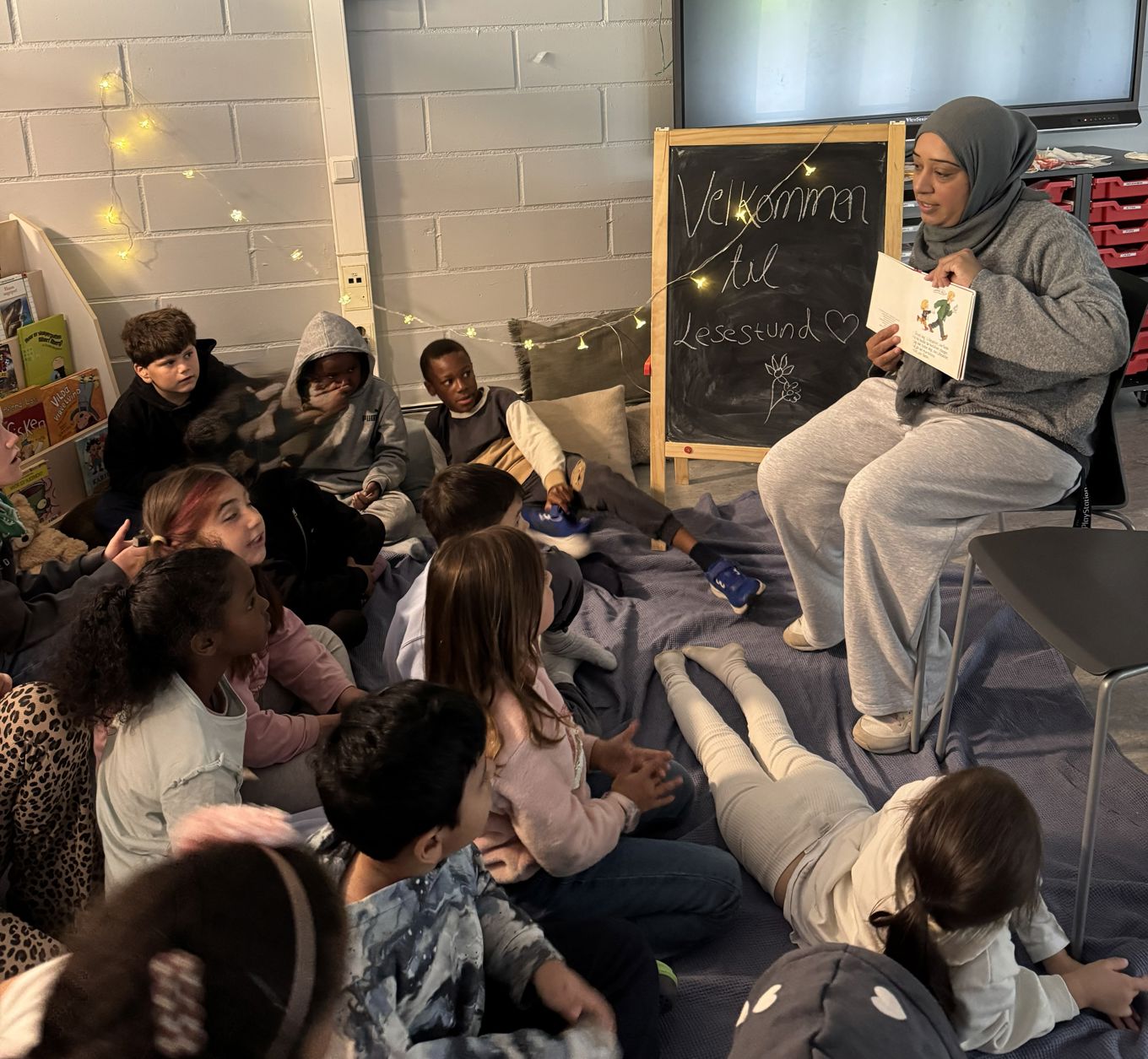 en gruppe mennesker som sitter i et rom