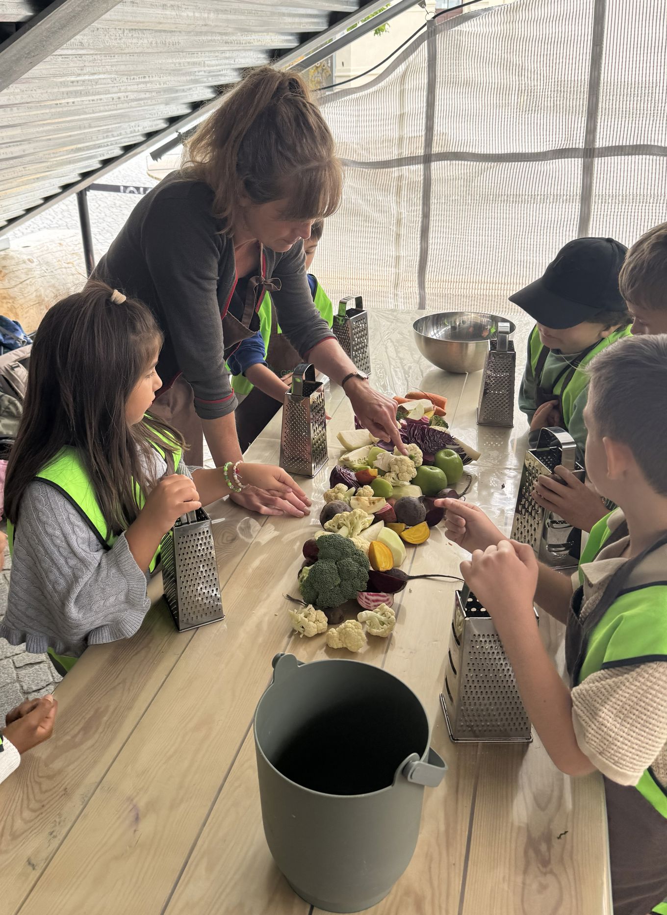 en person som heller blomster i en vase